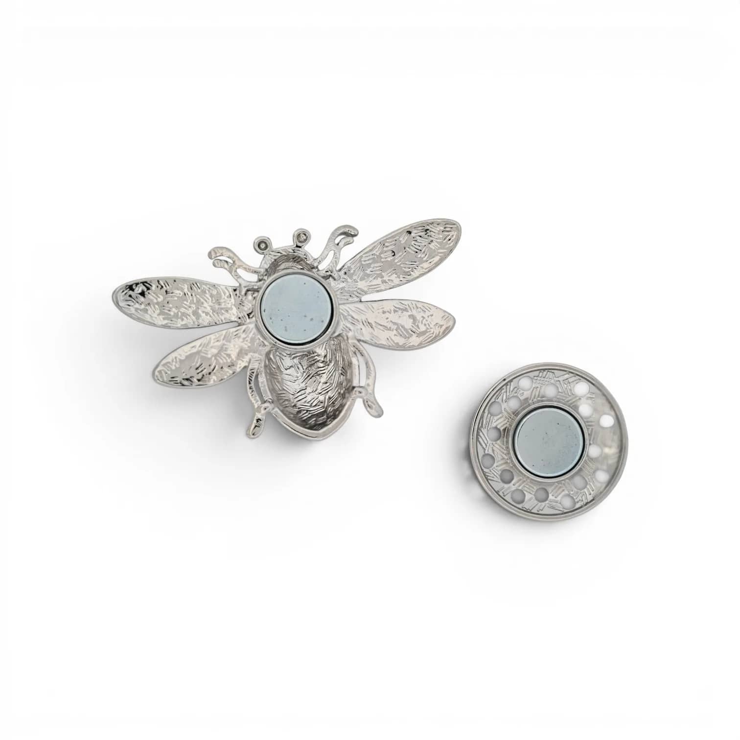 Broche abeille noir et gris argentée, vue du dos avec plaque aimantée