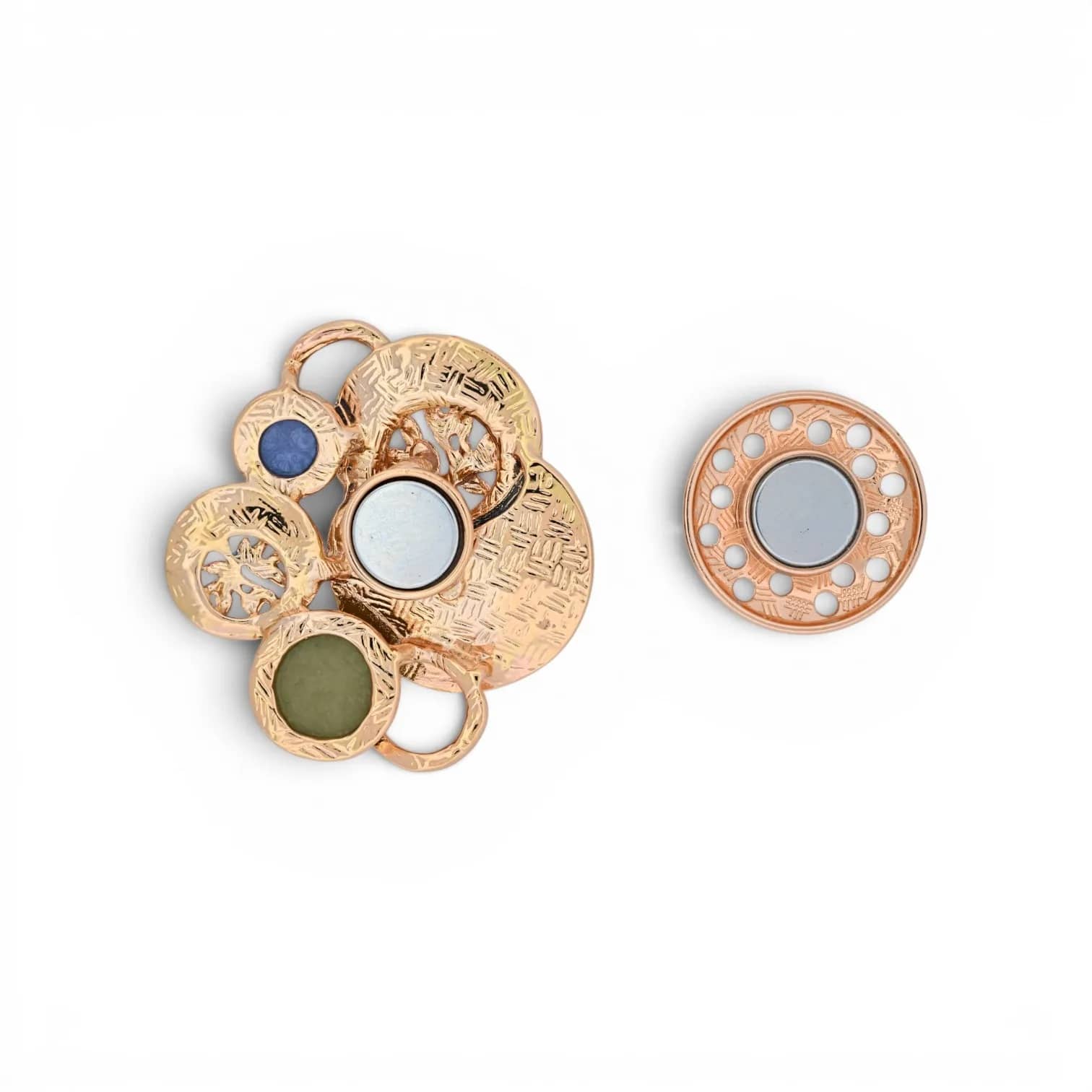Broche abstraite à cercles émaillés, vue rapprochée des motifs floraux ajourés et de la plaque aimantée
