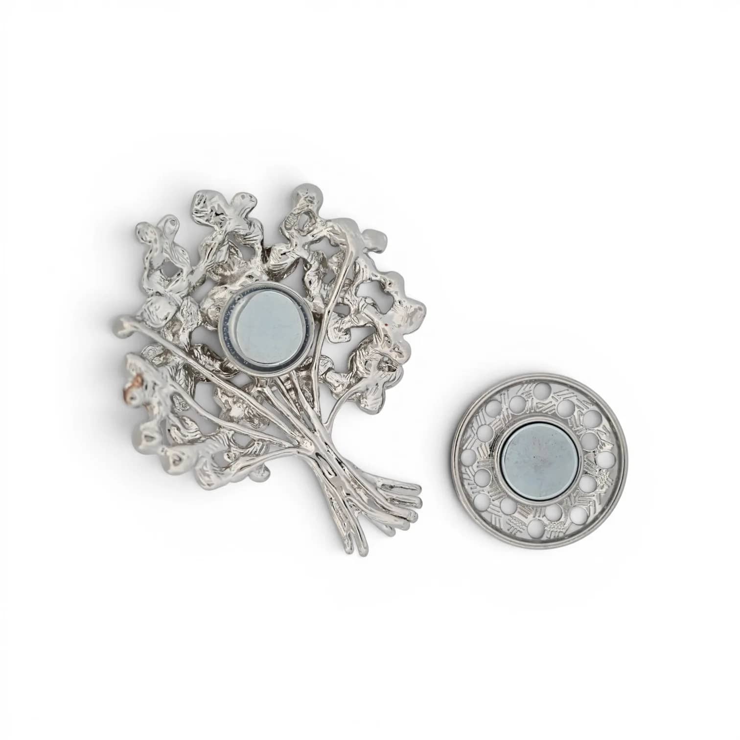 Broche bouquet de fleurs beige et rosé, vue du dos avec plaque aimantée