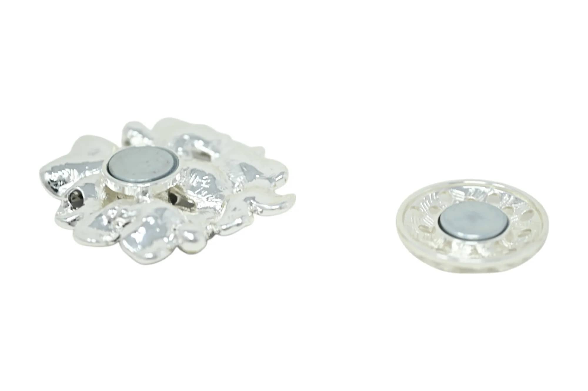 Broche bouquet floral dégradé gris et noir, vue du dos avec plaque aimantée