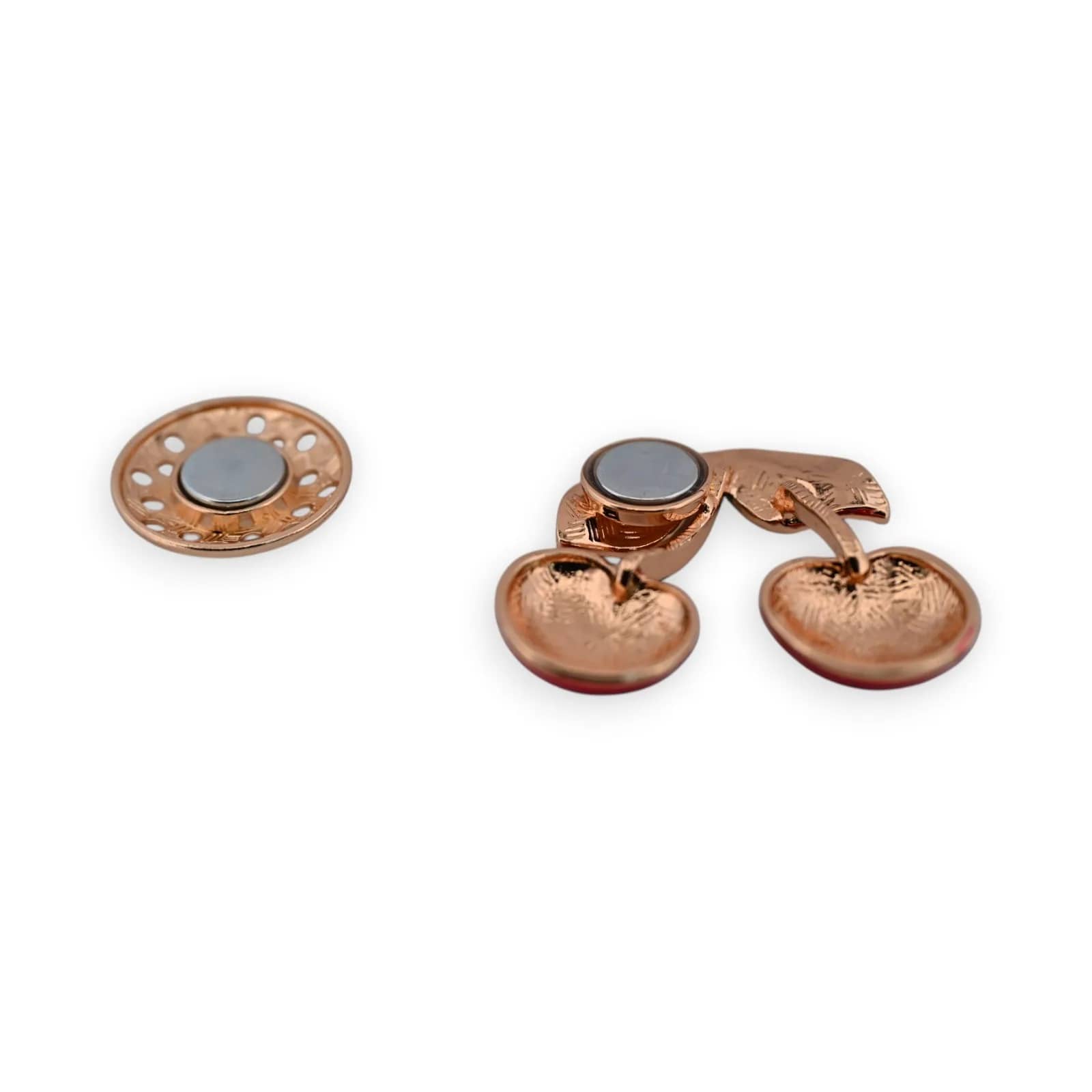 Broche cerises rouges, vue du dos avec plaque aimantée