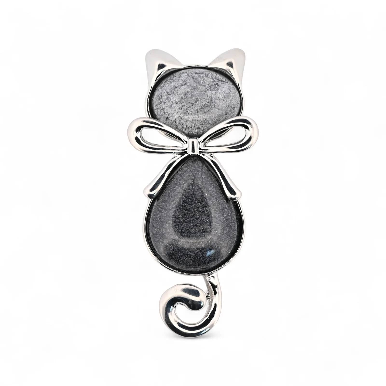 Elegante silberne Katzenbrosche, stilisierte Katze von hinten, mit grauen Cabochons in Marmoroptik, silberner Schleife und eingerolltem Schwanz