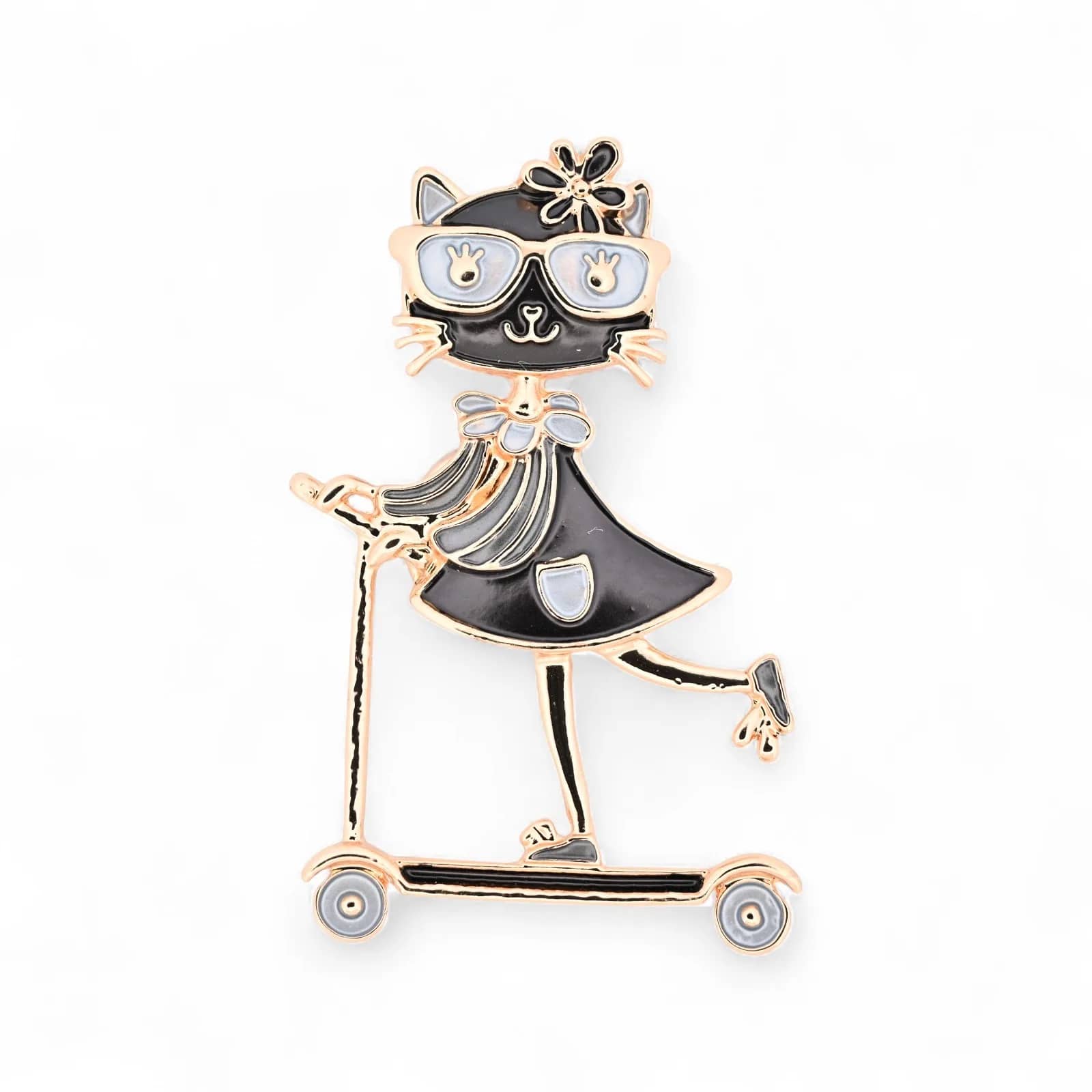 Kawaii-Katzenbrosche, eine Katze mit Brille und Blume flitzt auf einem Tretroller, schwarze Emaille mit roségoldenen Konturen