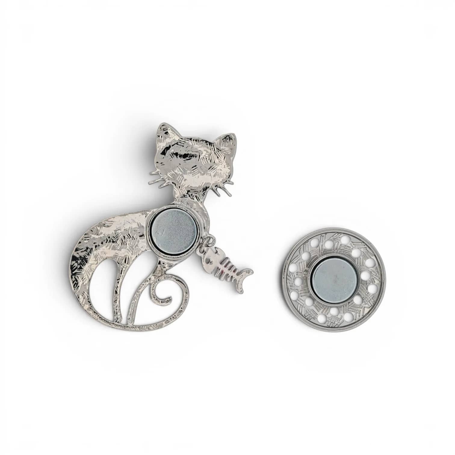 Broche chat violet à pendentif arête, vue du dos avec plaque aimantée