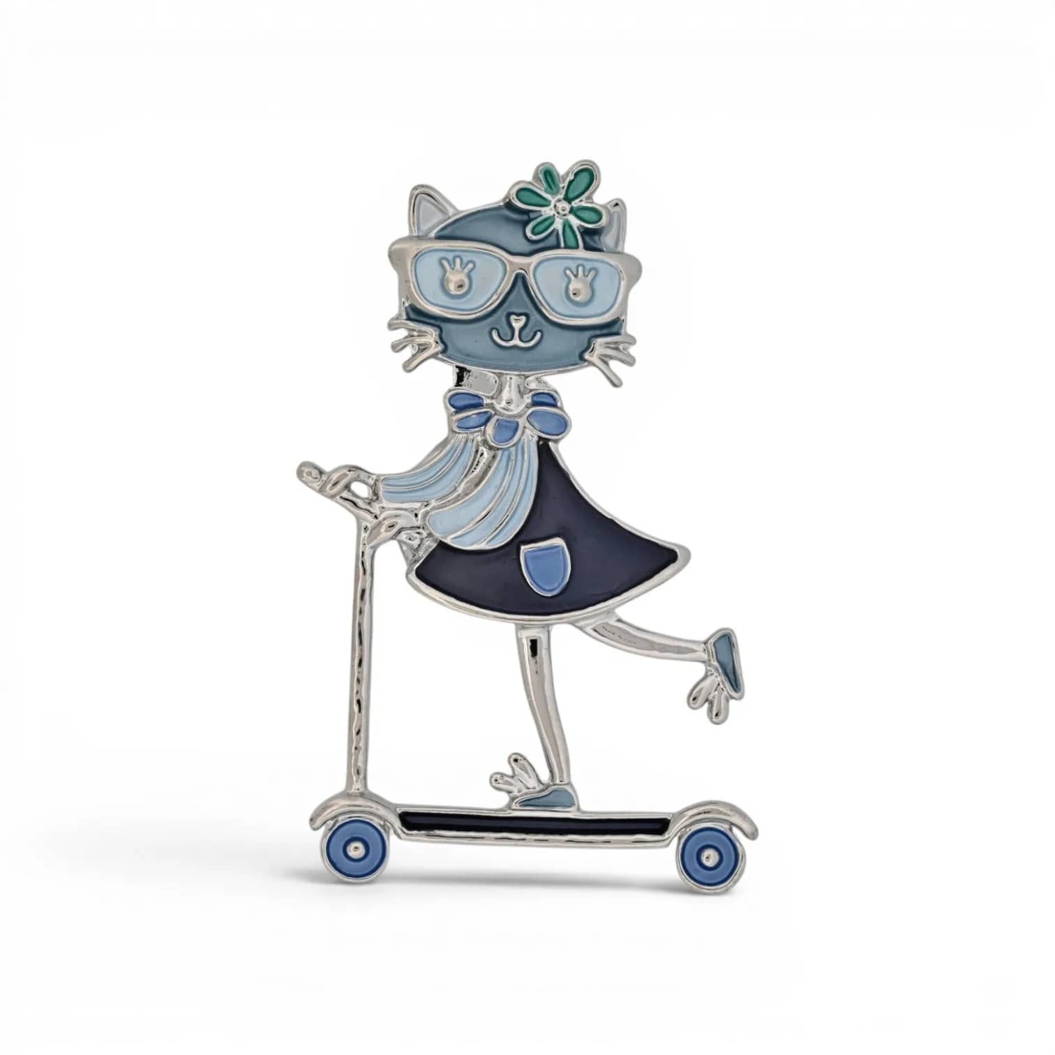 Broche chatte à trottinette bleue aimantée, minette à lunettes et fleur sur une trottinette, tons bleus et argentés
