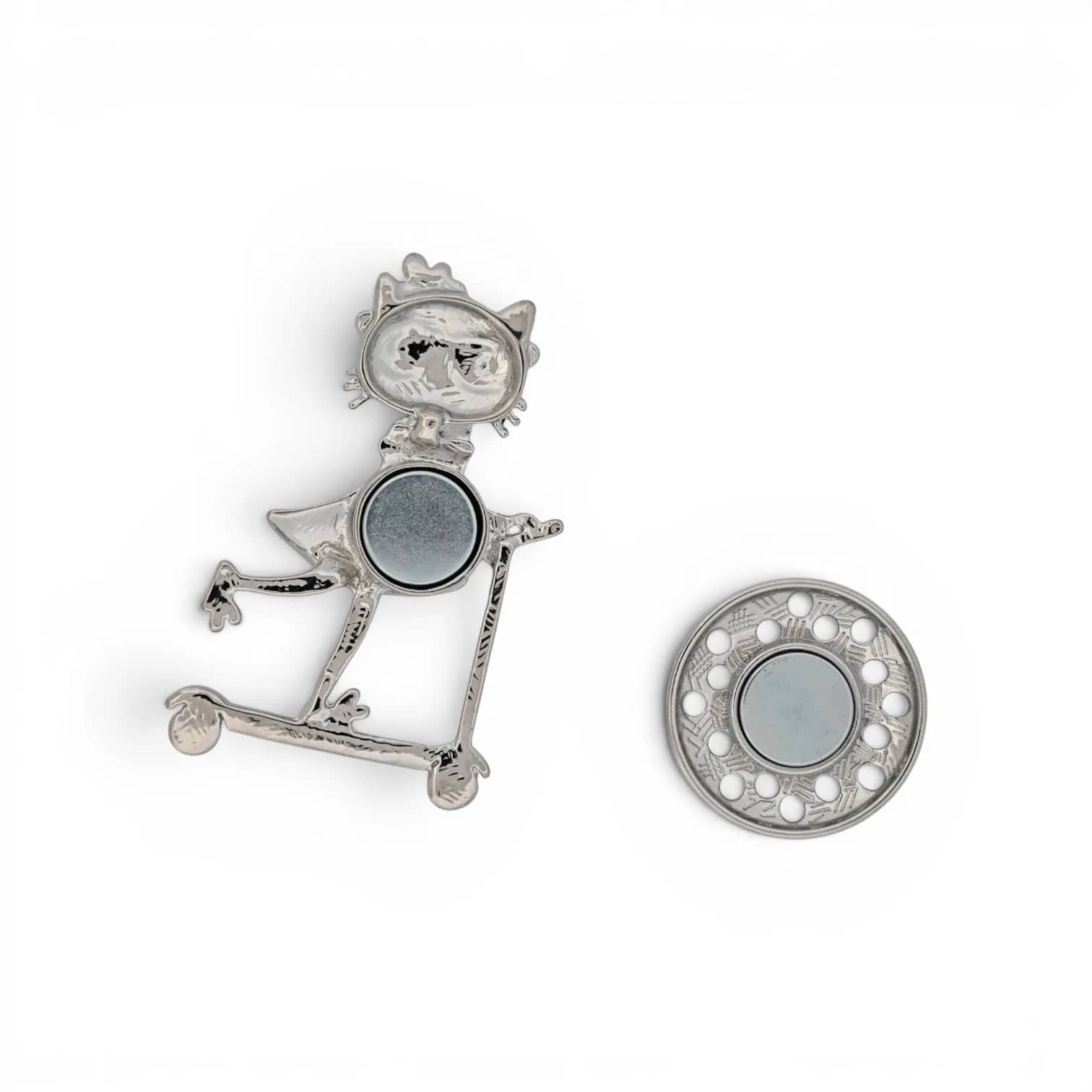 Broche chatte à trottinette bleue, vue du dos avec plaque aimantée