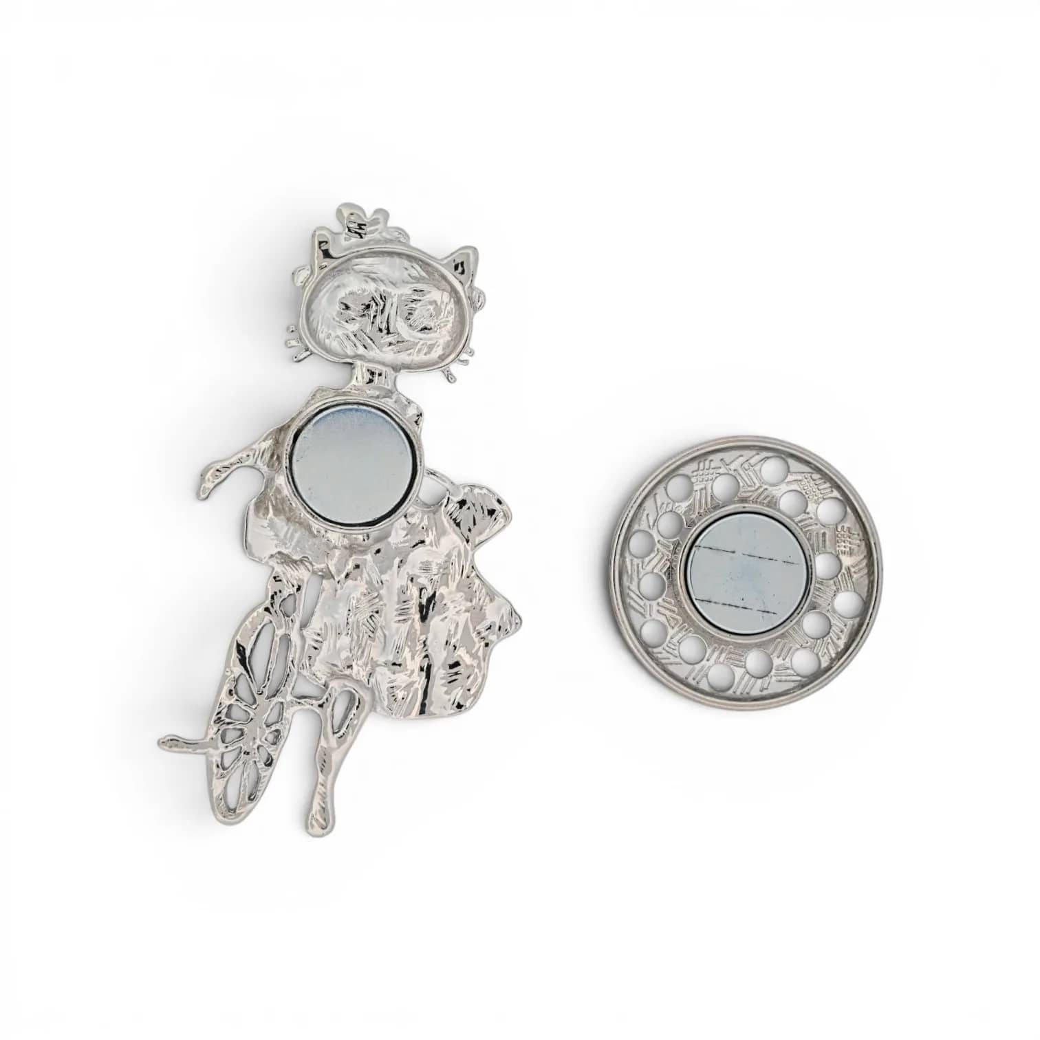 Broche chatte à vélo colorée, vue du dos avec plaque aimantée