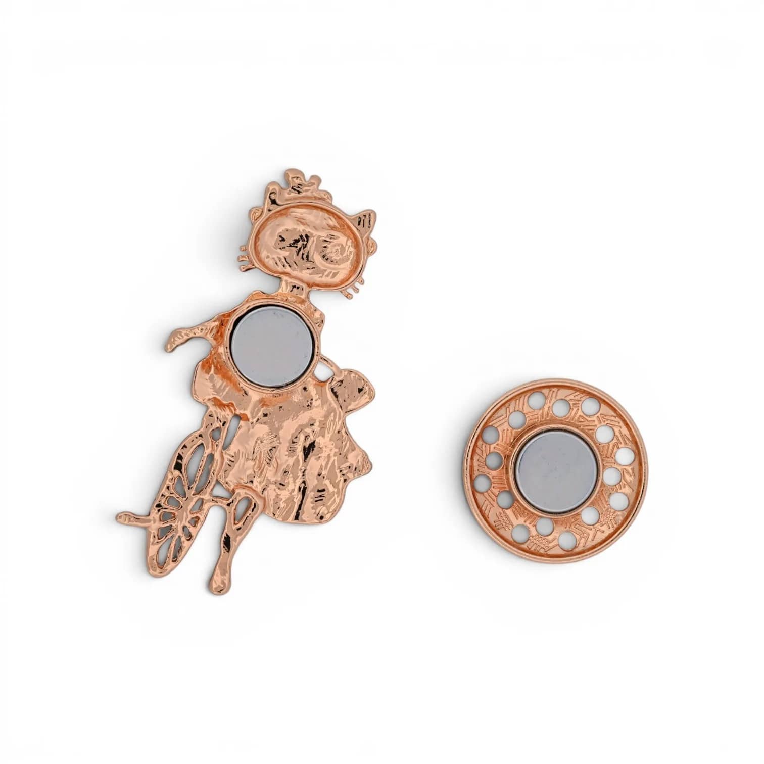 Broche chatte à vélo dorée noir et gris, vue du dos avec plaque aimantée