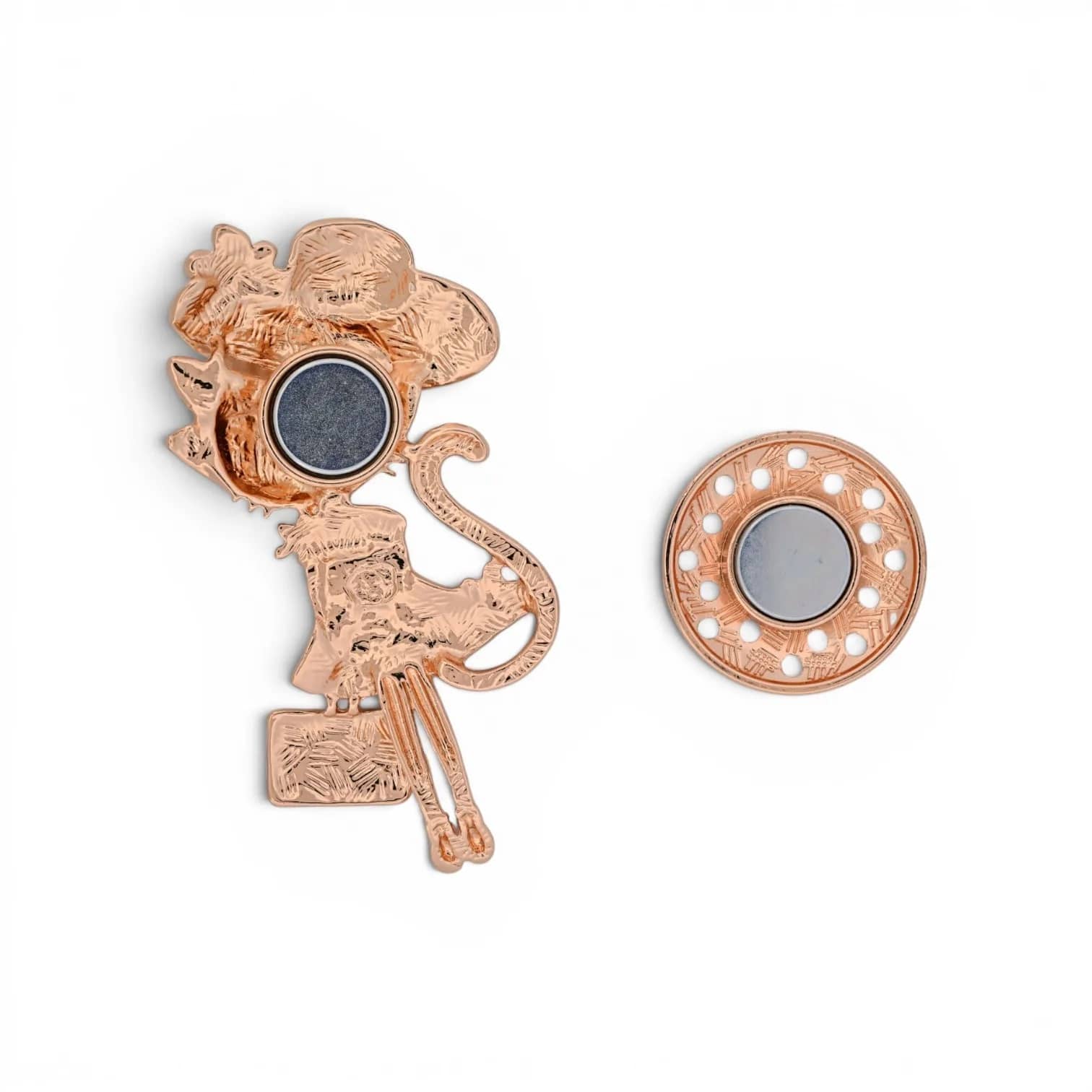 Broche chatte voyageuse dorée blanc et crème, vue du dos avec plaque aimantée