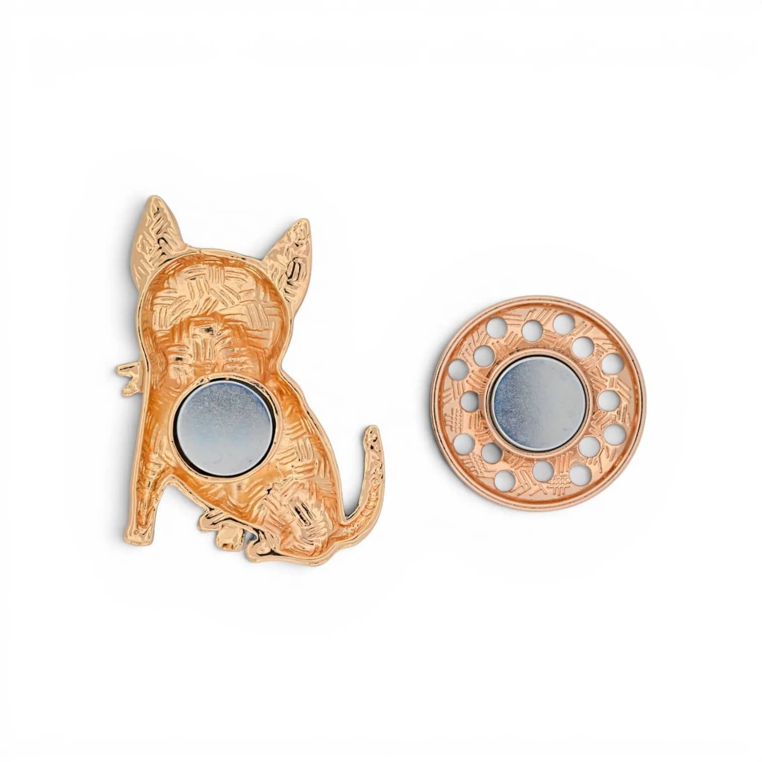 Broche chien bouledogue, vue rapprochée du museau clair et de la plaque aimantée