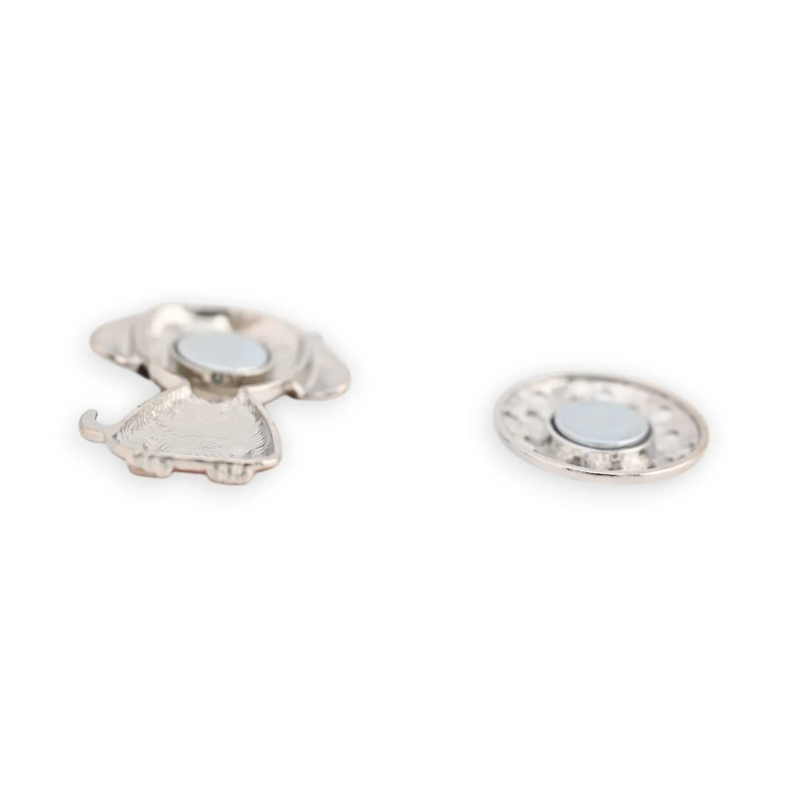 Broche chien kawaii gris et blanc, dos avec plaque magnétique
