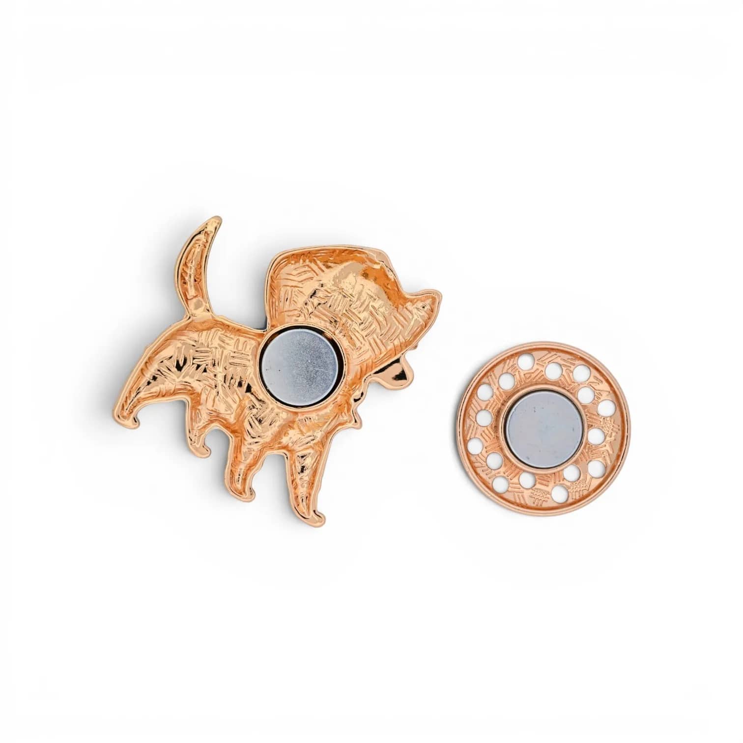 Dos de la broche chien montrant l'aimant rond et la plaque magnétique, fixation sans trou