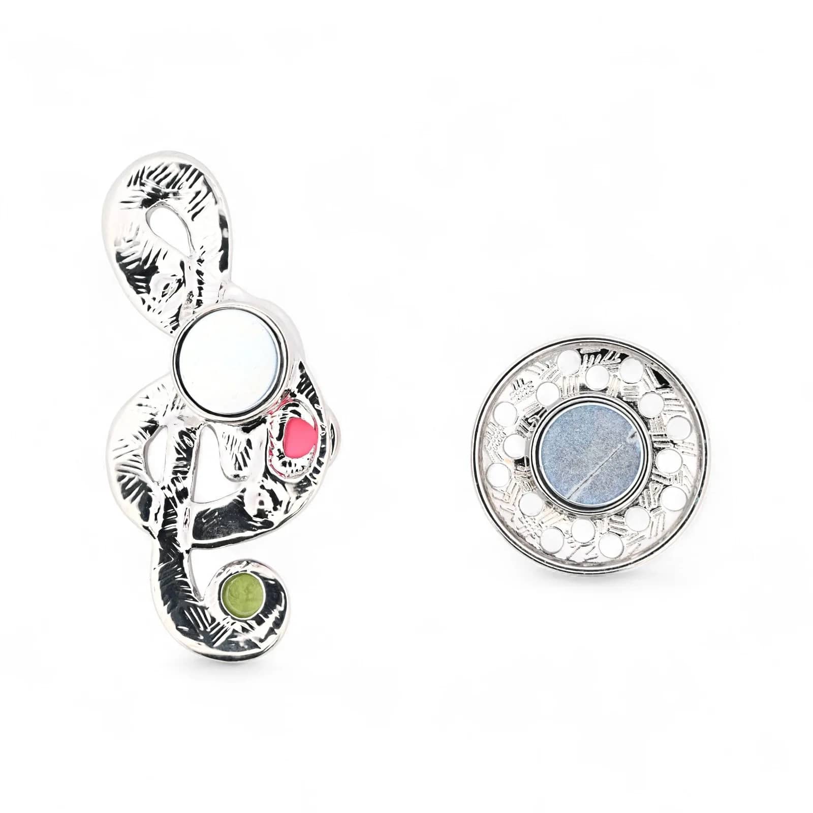 Broche clé de sol arc-en-ciel, vue du dos avec plaque aimantée