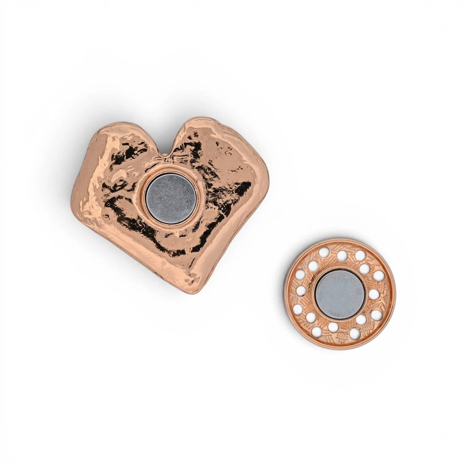 Broche cœur ambré et doré à cristaux, vue du dos avec plaque aimantée