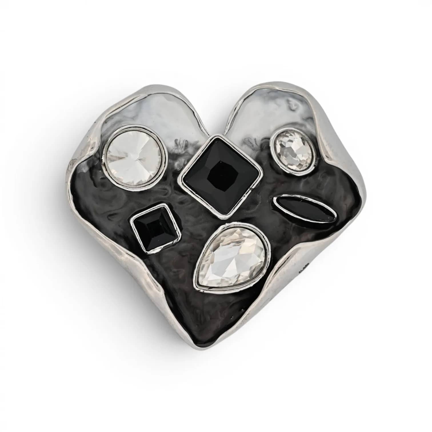 Broche cœur noir et argent à cristaux aimantée, cœur martelé serti de cristaux facettés noirs et transparents