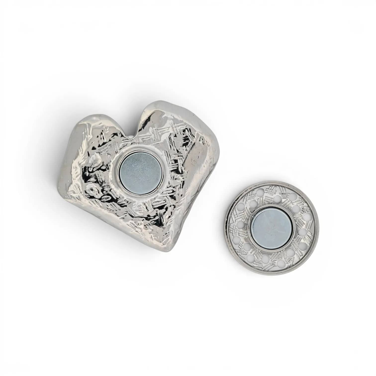 Broche cœur noir et argent à cristaux, vue du dos avec plaque aimantée