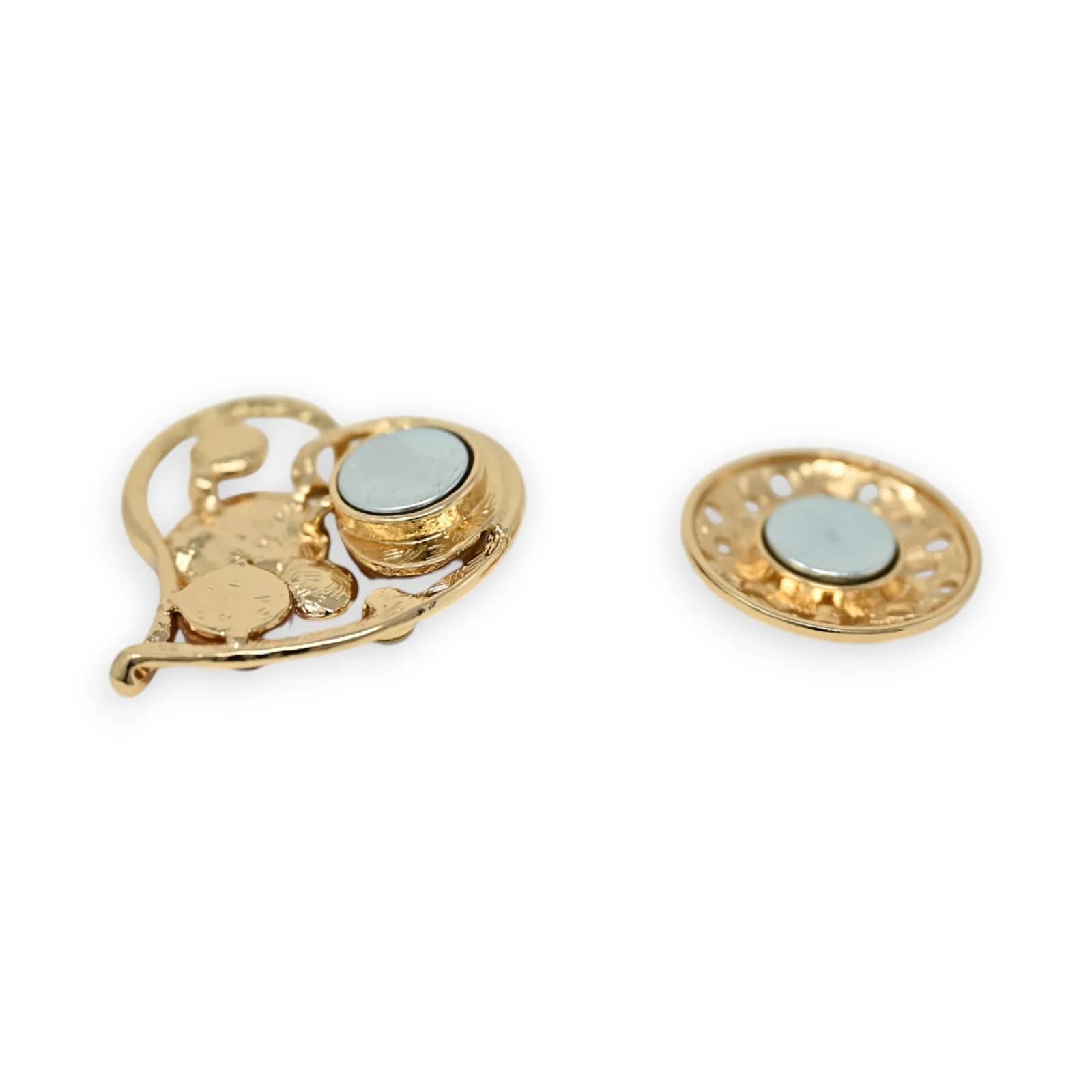Broche cœur dorée ajouré, dos avec plaque magnétique