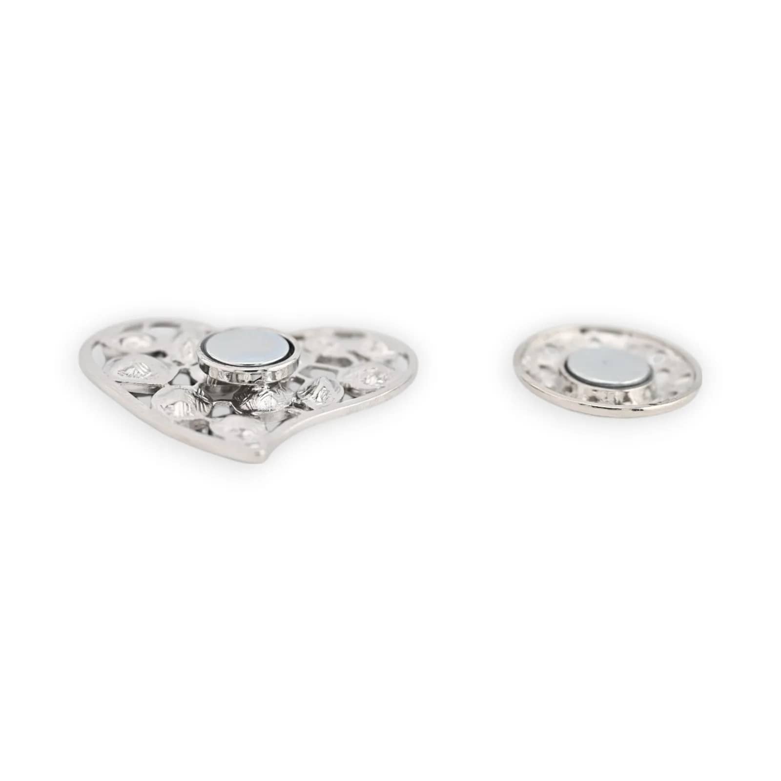 Broche cœur glamour noir et blanc, dos avec plaque magnétique