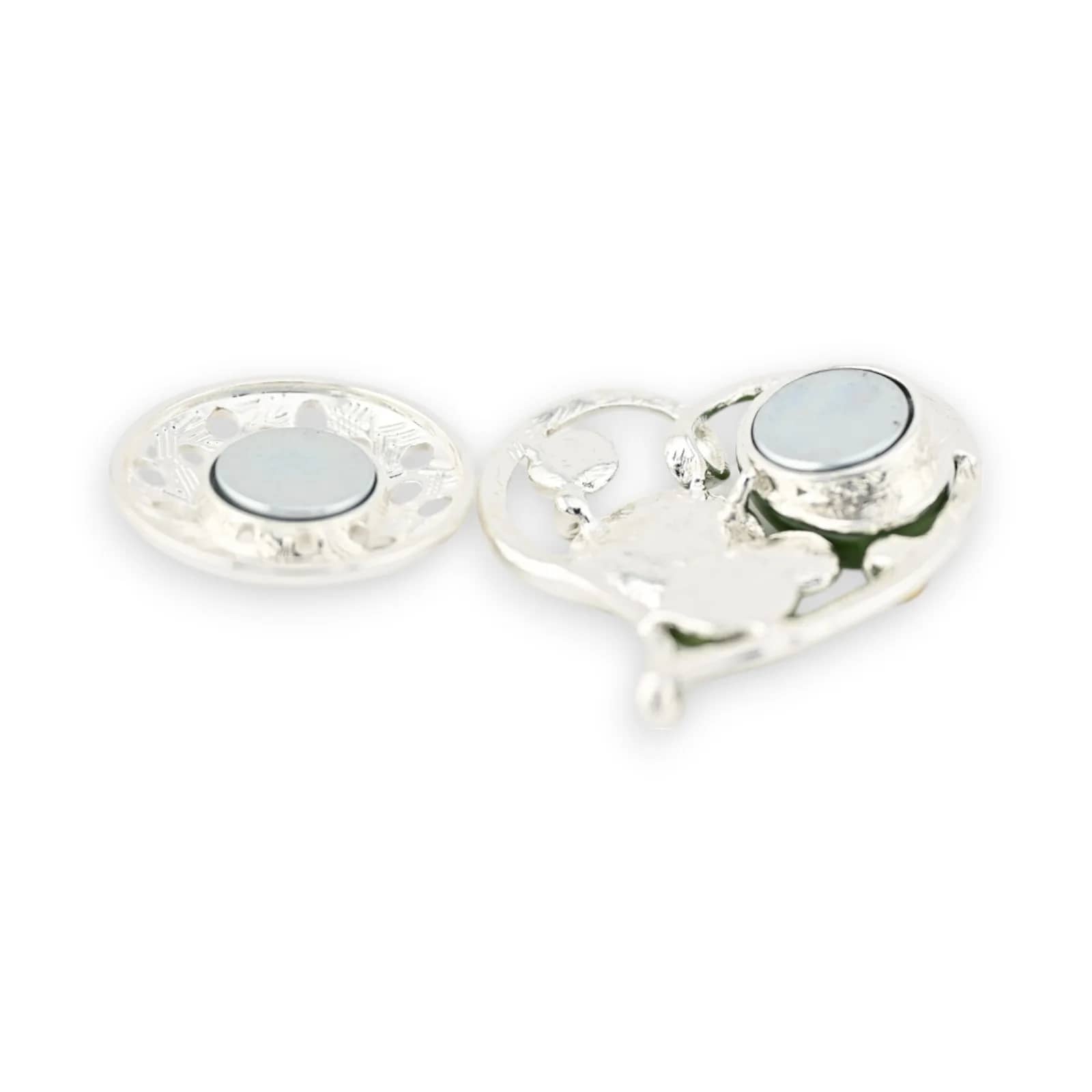 Broche cœur noir et argenté ajouré, dos avec plaque magnétique