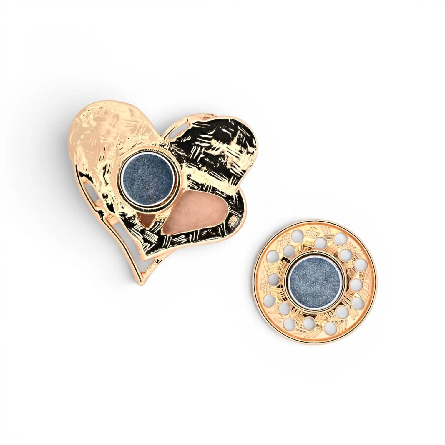 Broche cœurs ton rosé, vue du dos avec plaque aimantée
