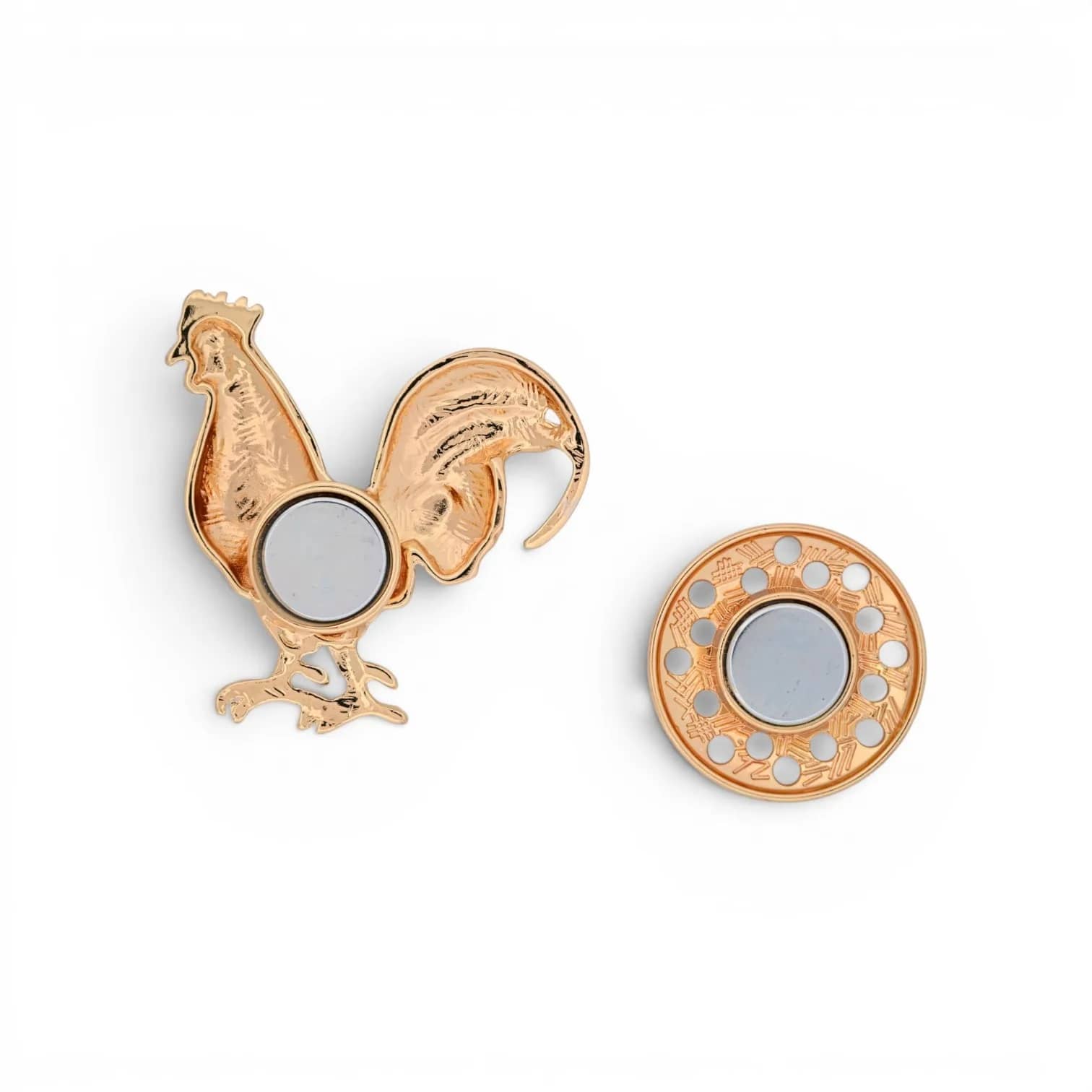 Dos de la broche coq gris montrant l'aimant rond et la plaque magnétique, fixation sans trou