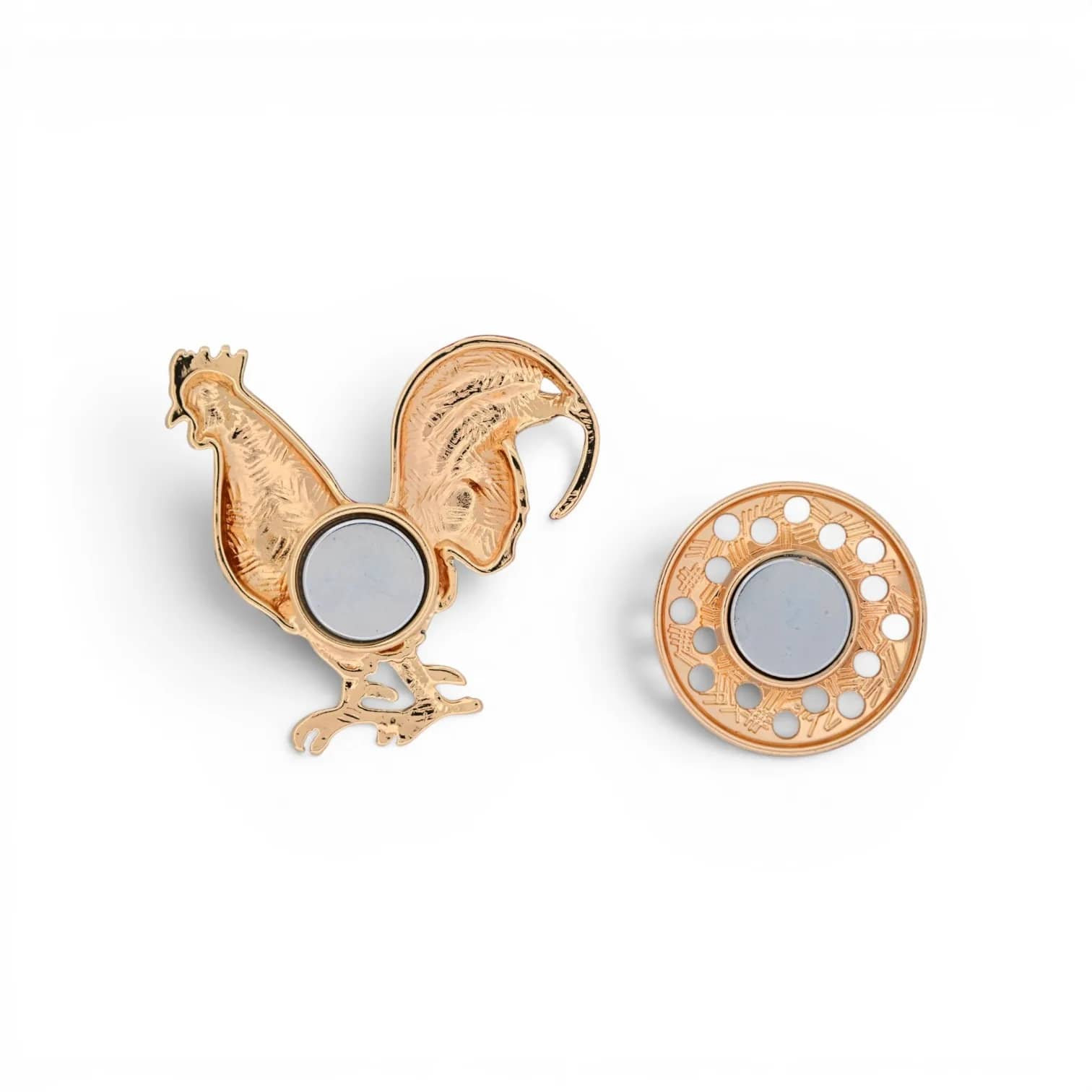 Dos de la broche coq montrant l'aimant rond et la plaque magnétique, fixation sans trou