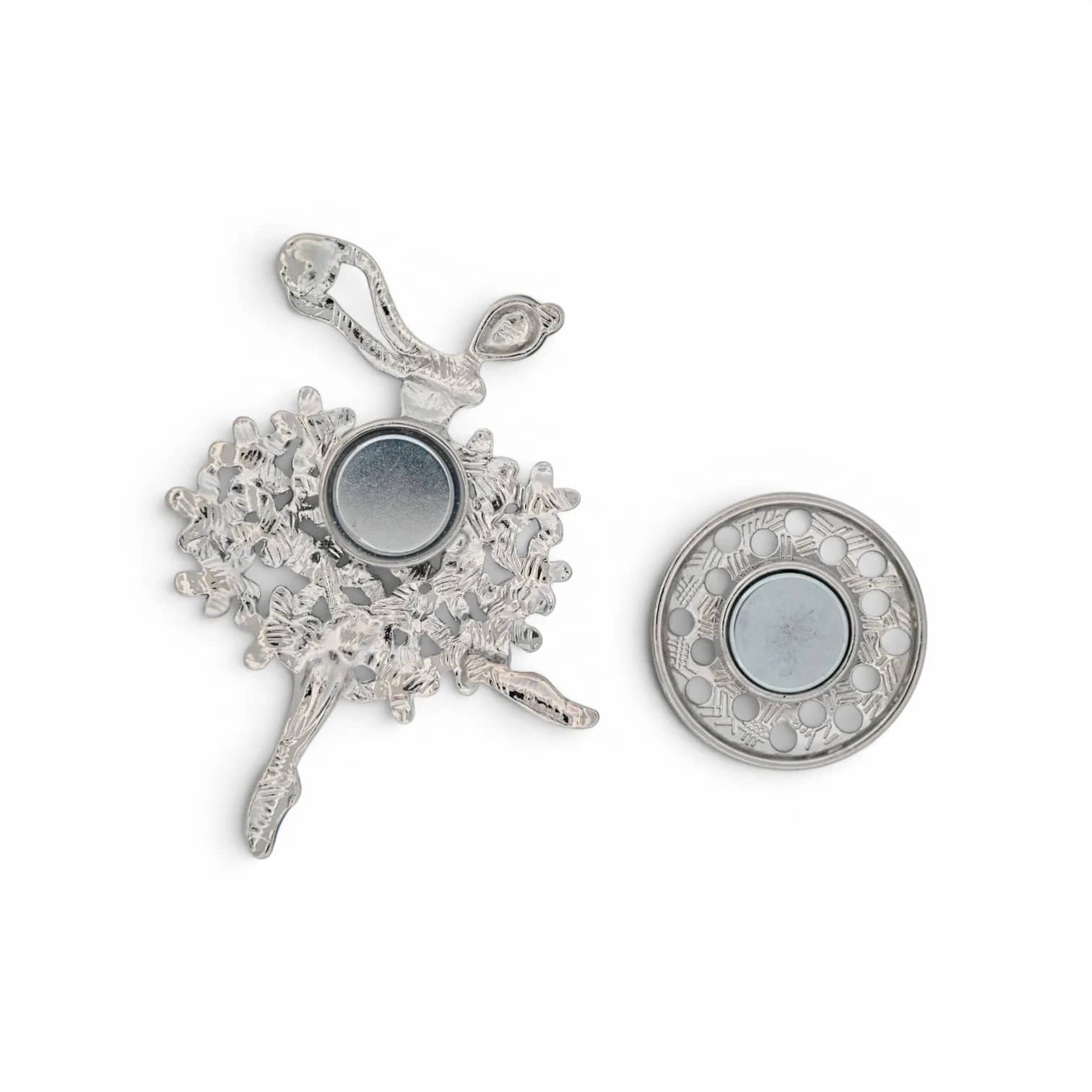 Broche danseuse fleurs bleues et blanches, vue du dos avec plaque aimantée