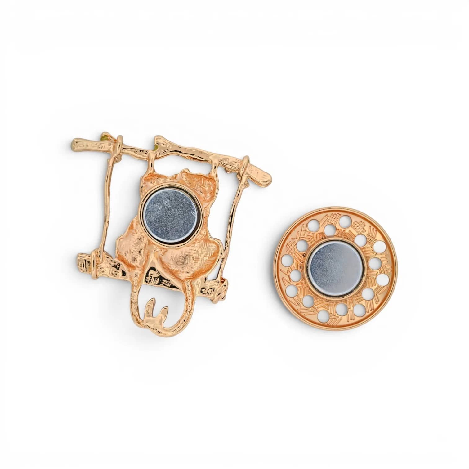 Broche deux chats, vue rapprochée des queues et de la plaque aimantée