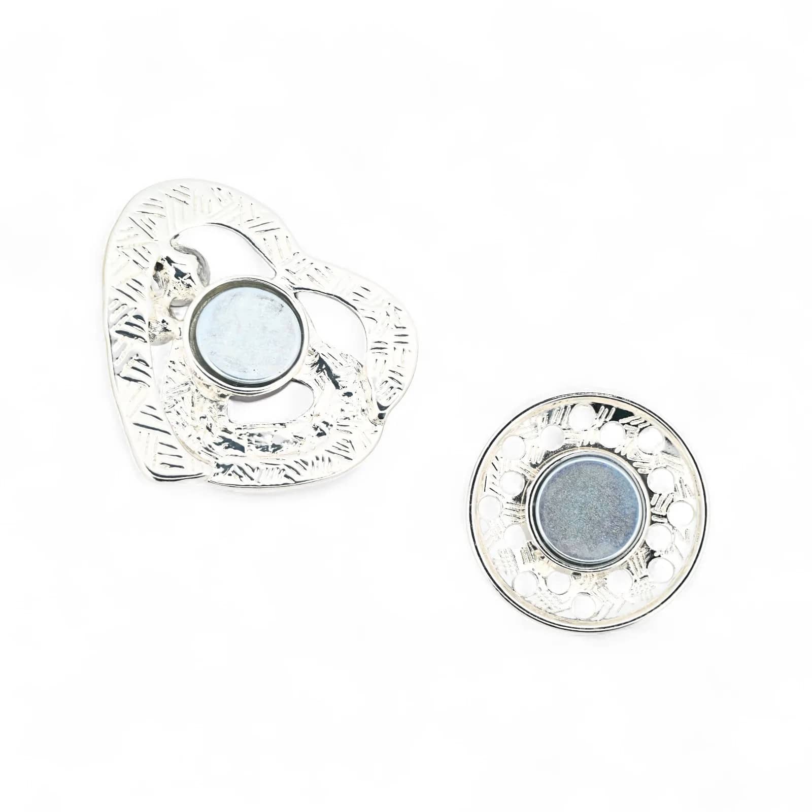 Broche double cœur noir et blanc, dos avec plaque magnétique
