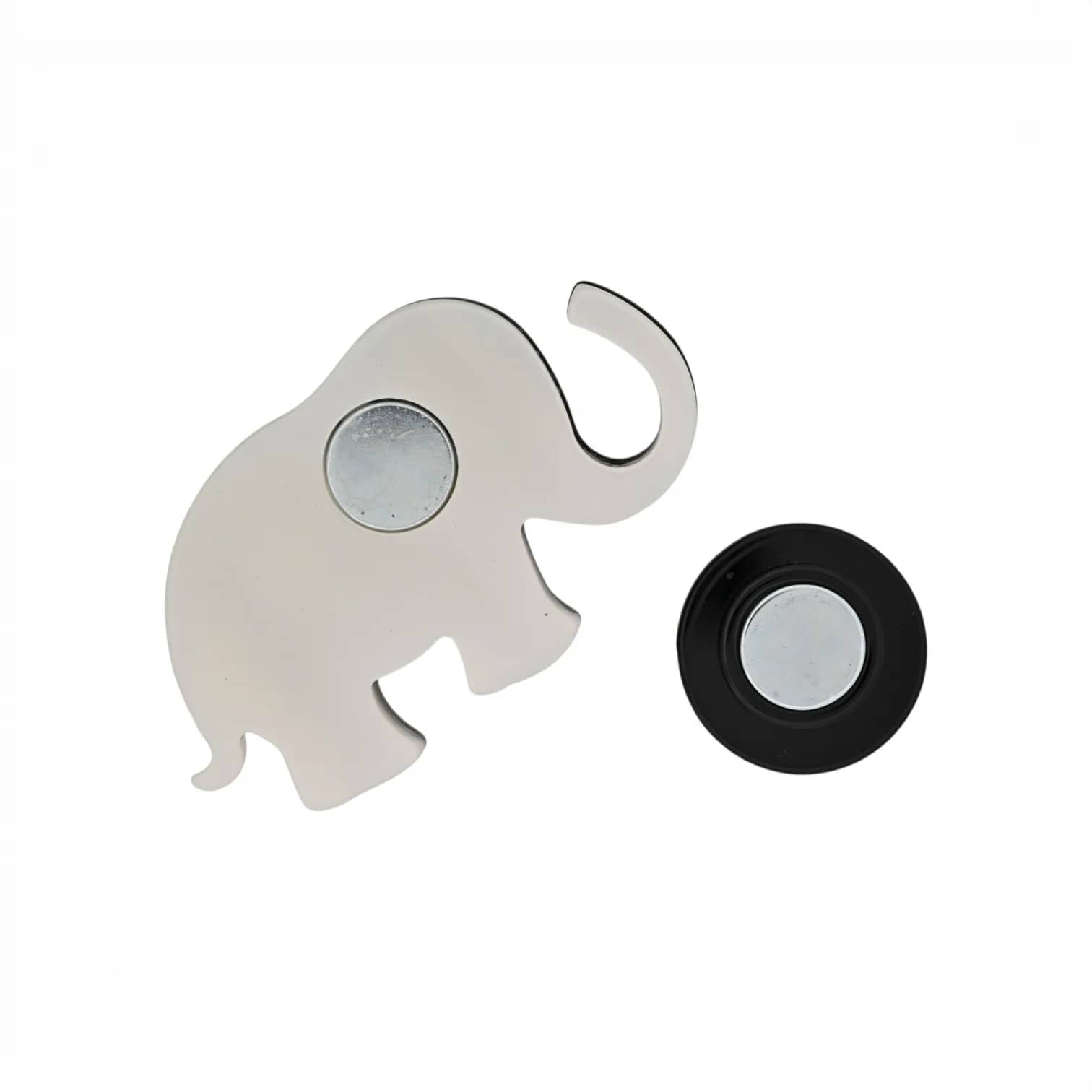 Reverso claro del broche elefante con su disco imantado y el imán redondo negro de sujeción
