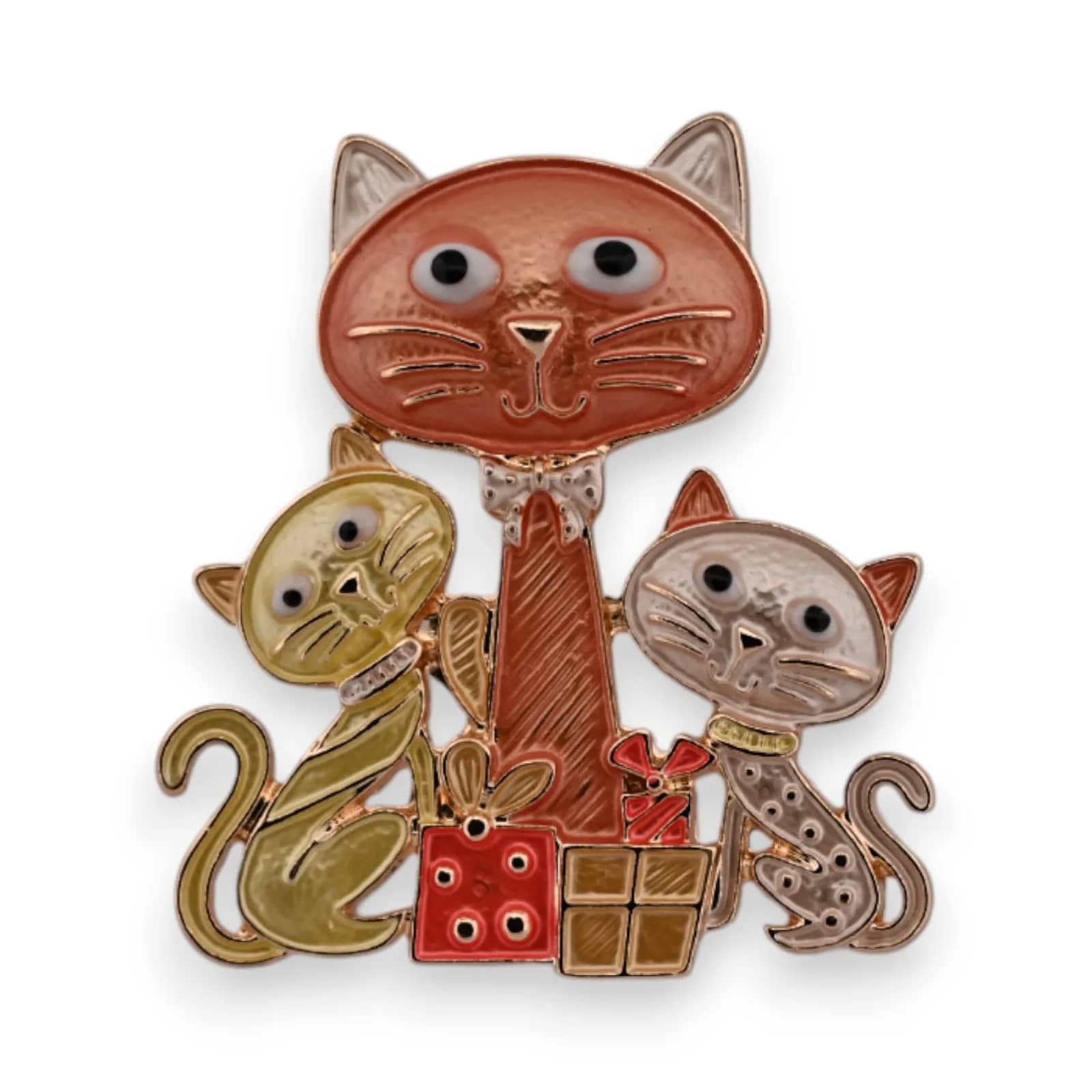 Goldene Katzenfamilie-Brosche in warmen Tönen: eine Terracotta-Katzenmama mit einem gelben und einem beigen Kätzchen, umgeben von kleinen Geschenken