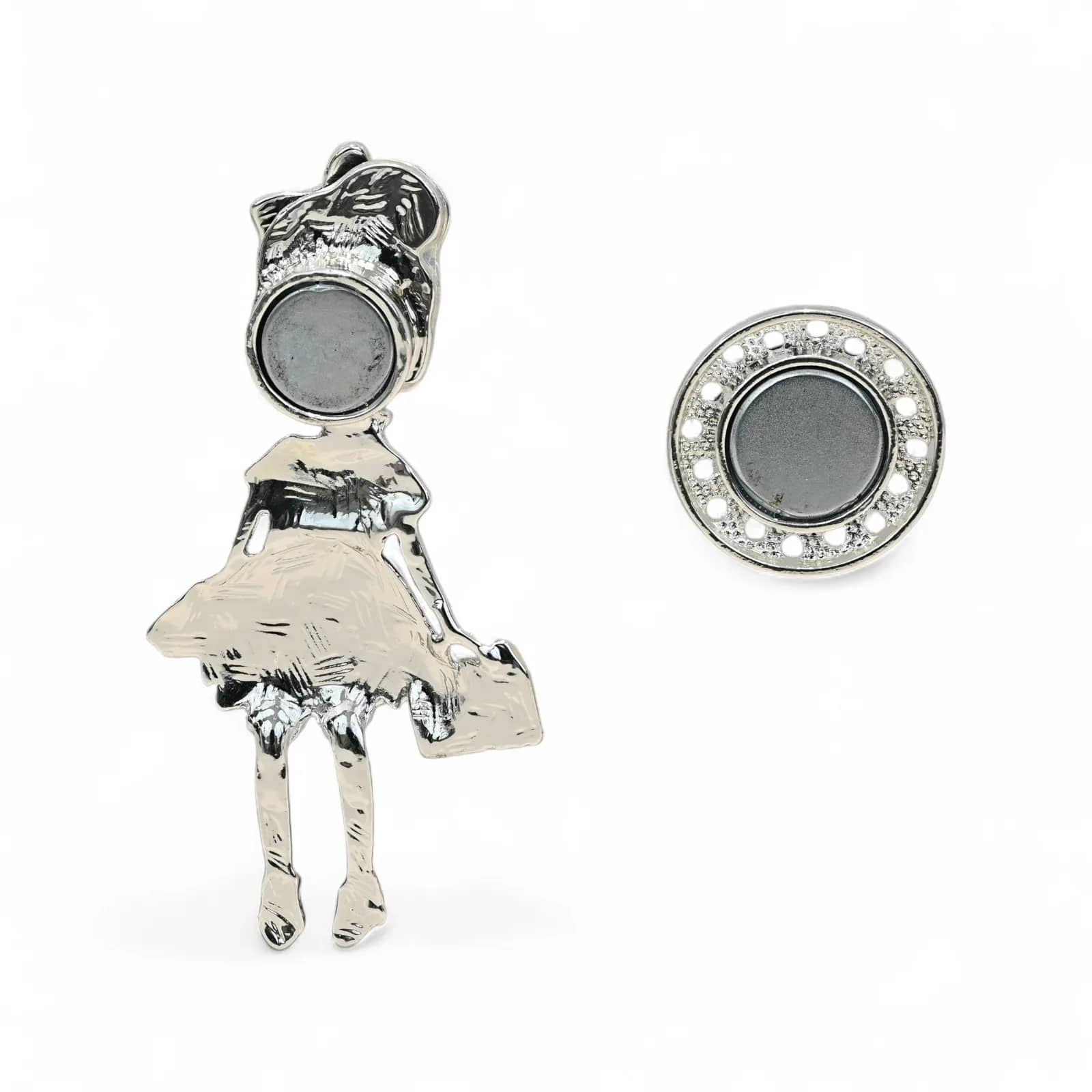 Broche figurine Parisienne rétro, vue du dos avec plaque aimantée