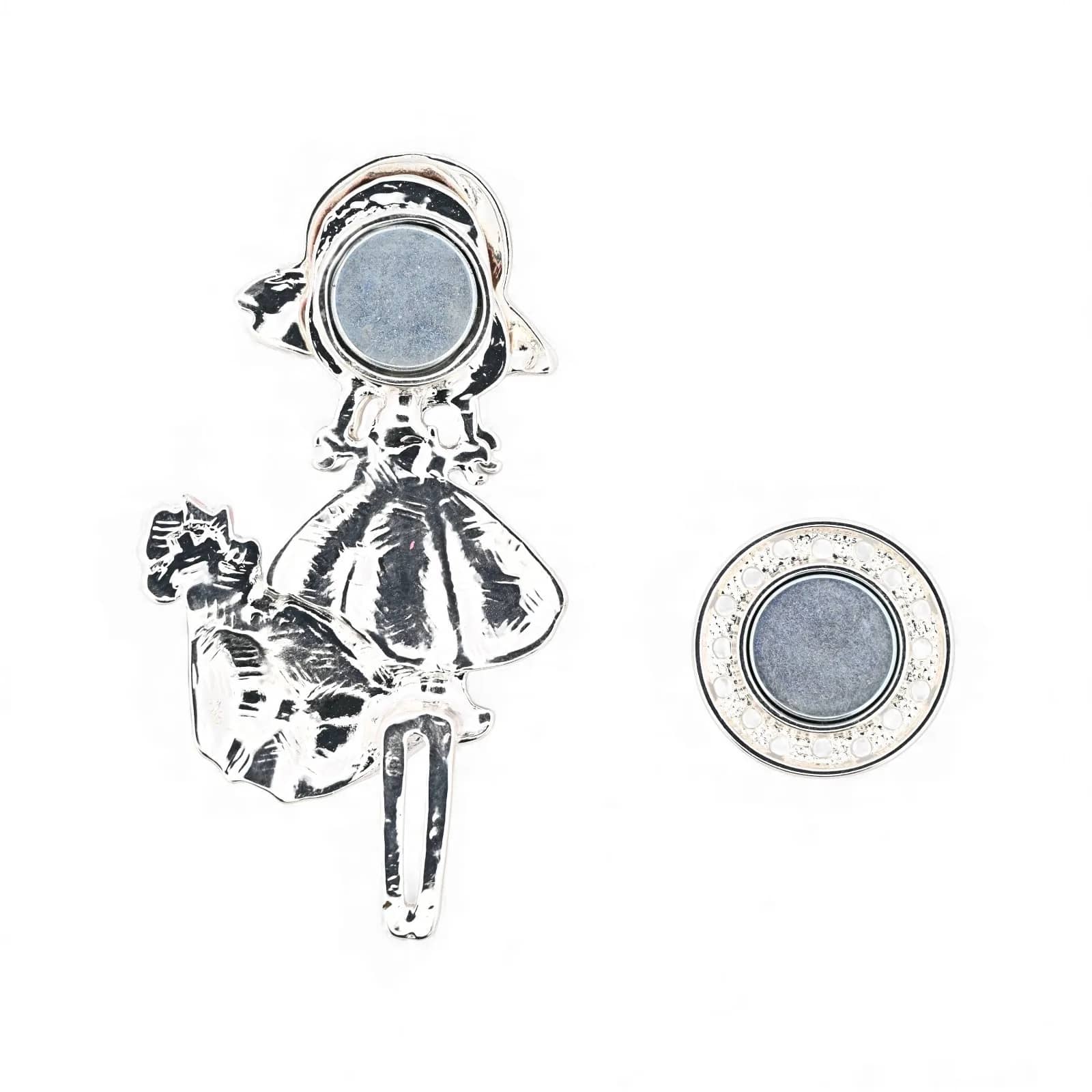 Broche figurine fillette rétro, vue du dos avec plaque aimantée