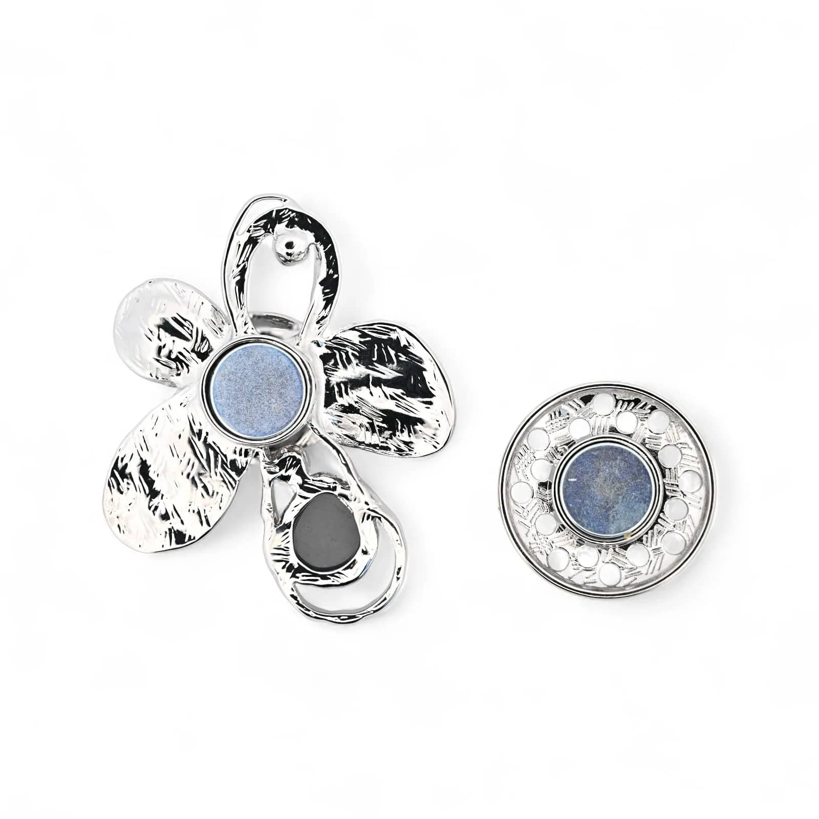 Broche fleur abstraite gris et argent, dos avec plaque magnétique
