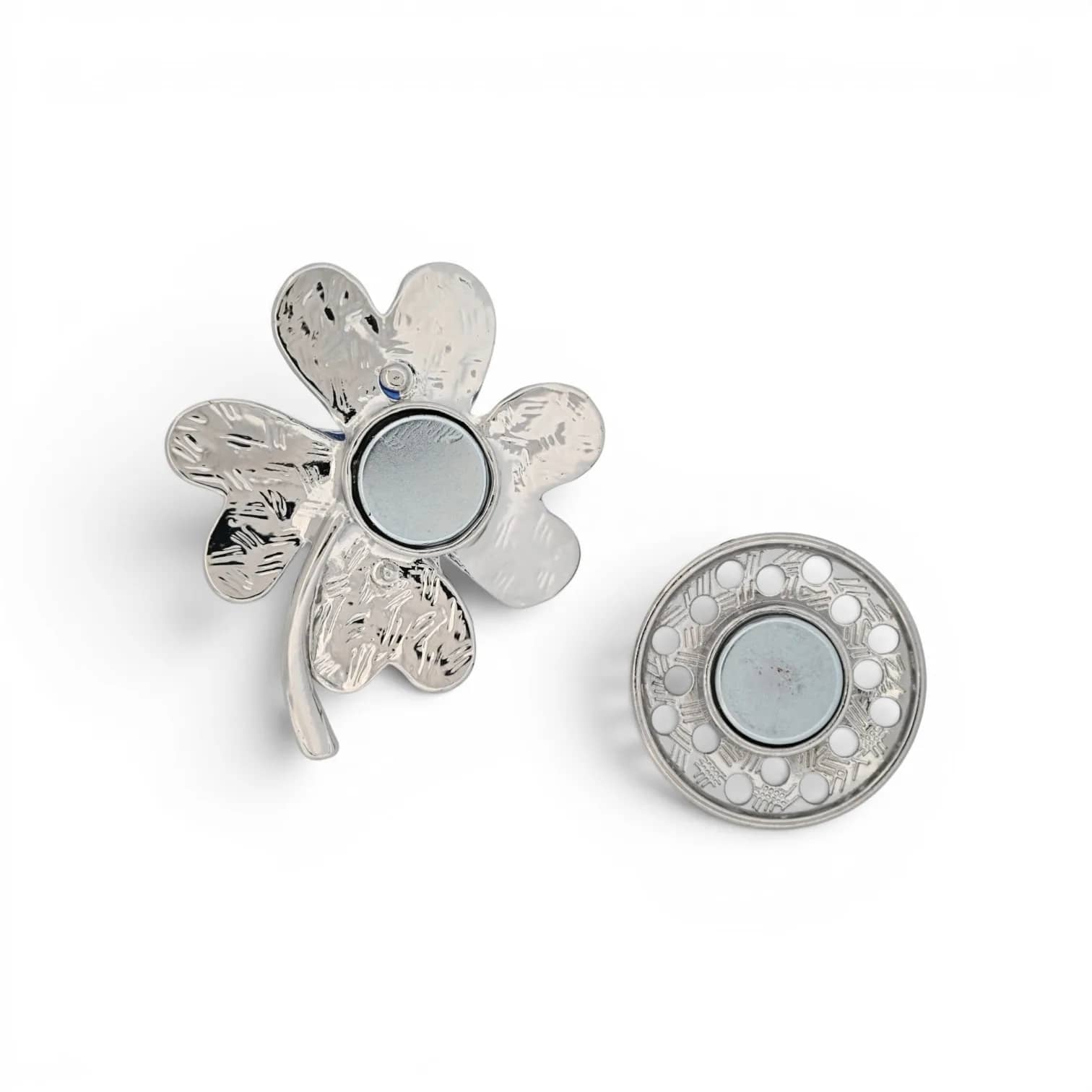 Broche fleur bleue à cristaux, vue du dos avec plaque aimantée