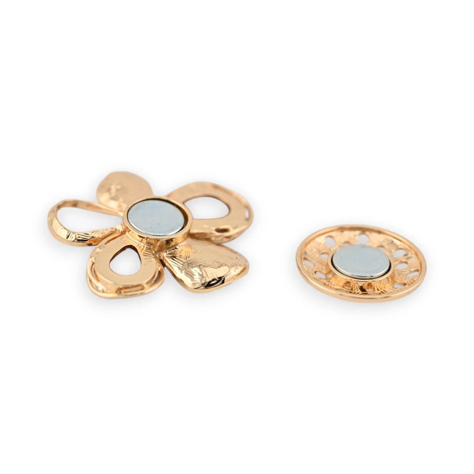 Goldene Blumenbrosche Karamell von Nahem, glänzende Cabochons in goldfarbener Fassung und Magnetverschluss