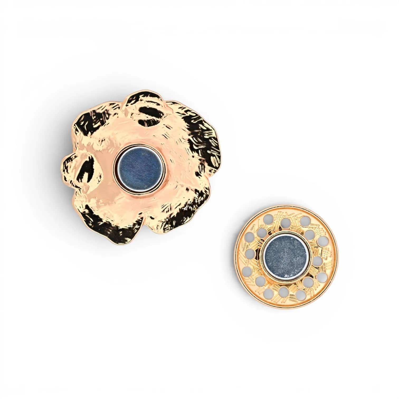 Broche fleur multicolore pastel, vue du dos avec plaque aimantée