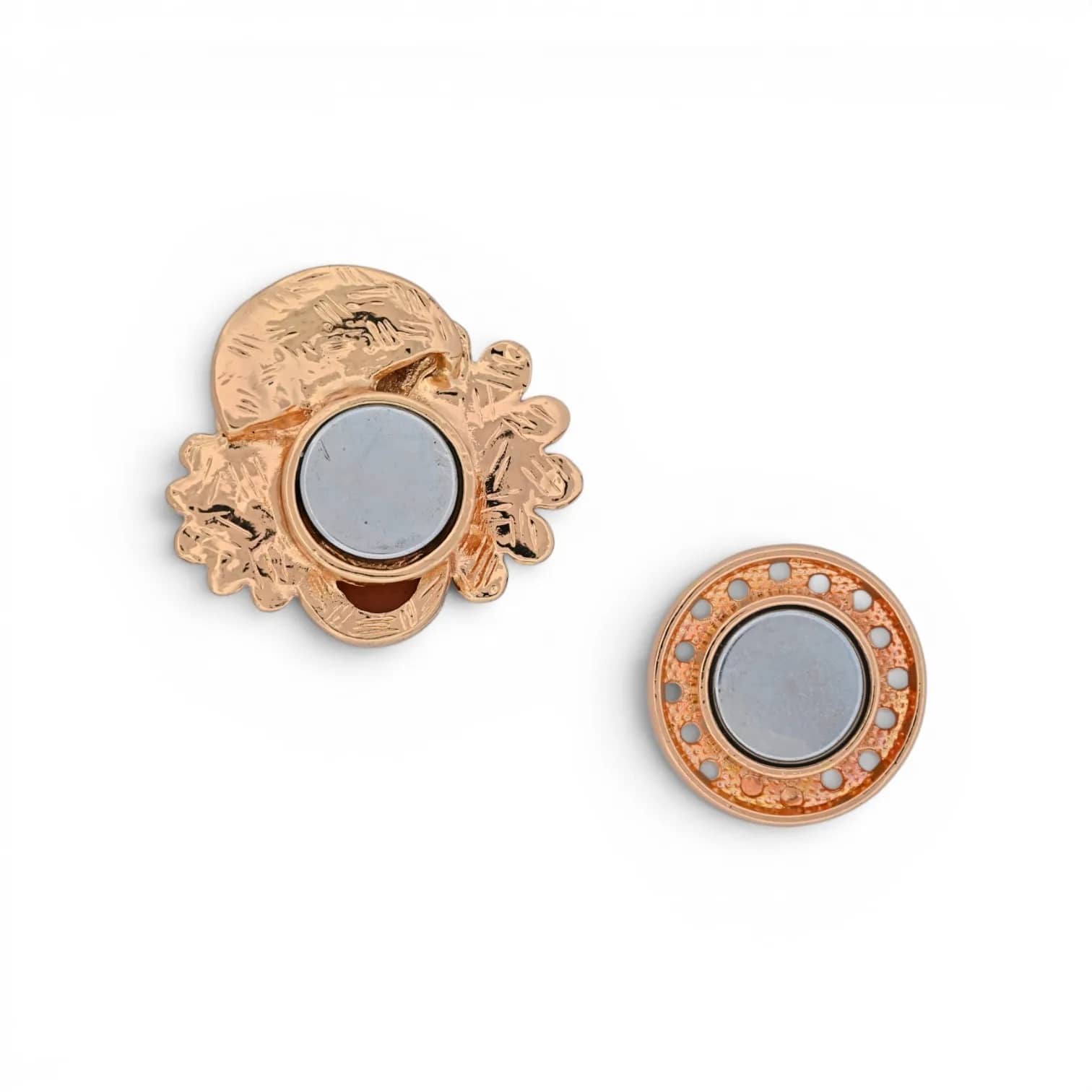 Dos de la broche fleurs caramel et doré avec sa plaque magnétique