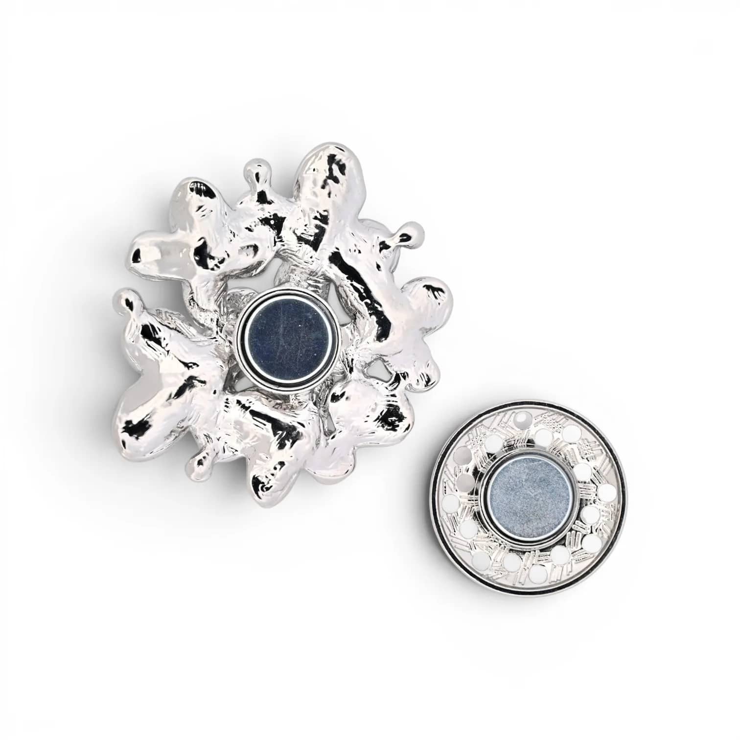 Rückseite der silbernen Blumenbrosche mit rundem Magneten und separater durchbrochener Magnetplatte, Befestigung ohne Loch