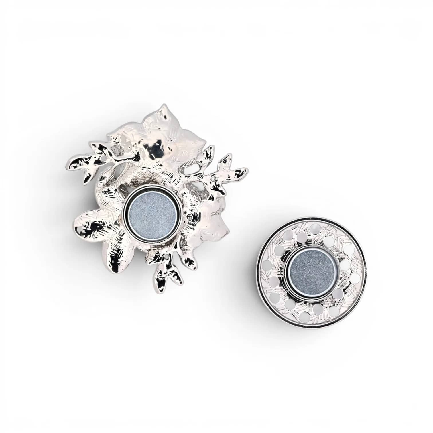 Rückseite der silbernen Blumenbrosche mit rundem Magneten und separater durchbrochener Magnetplatte, Befestigung ohne Loch