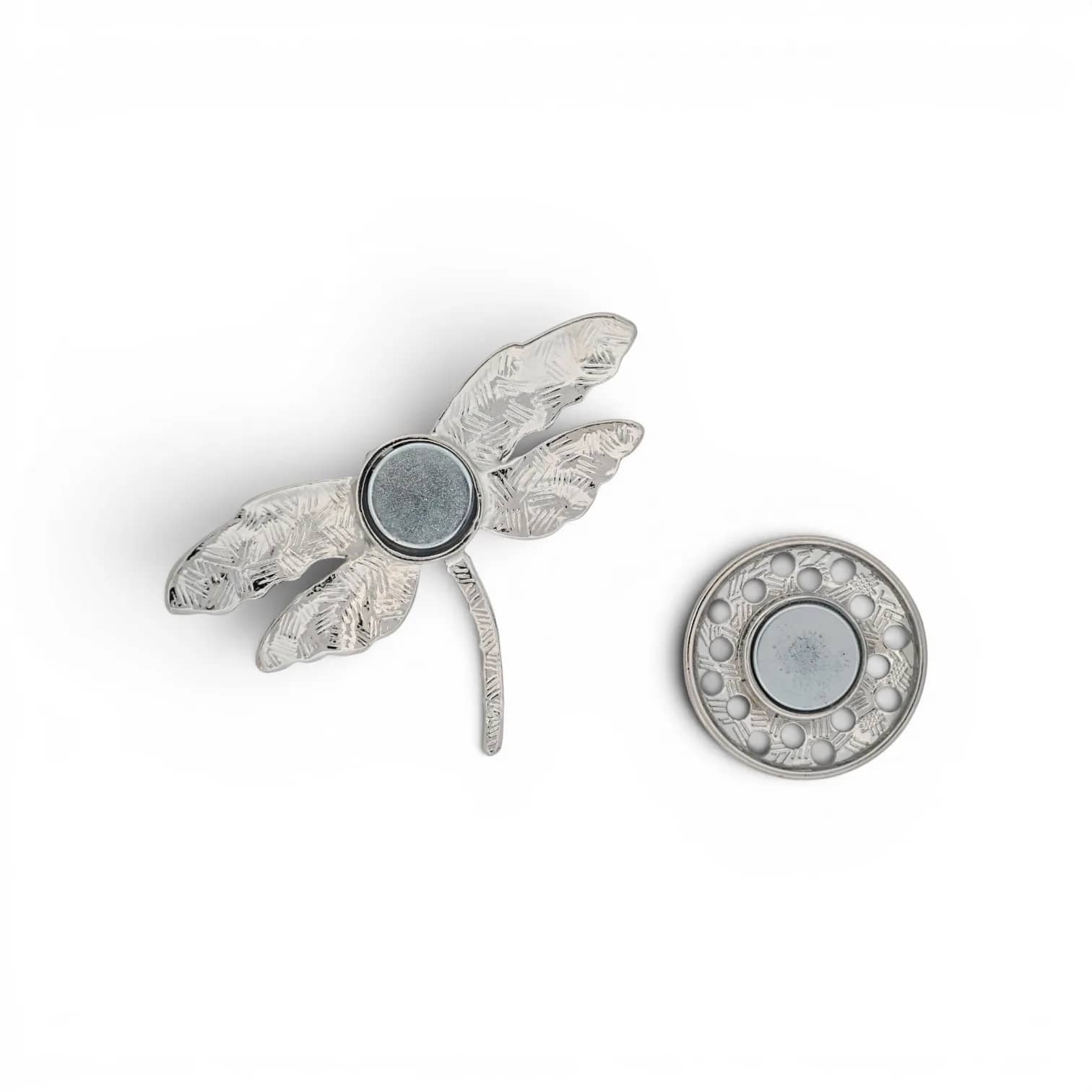 Broche libellule cuivrée et argentée, vue du dos avec plaque aimantée