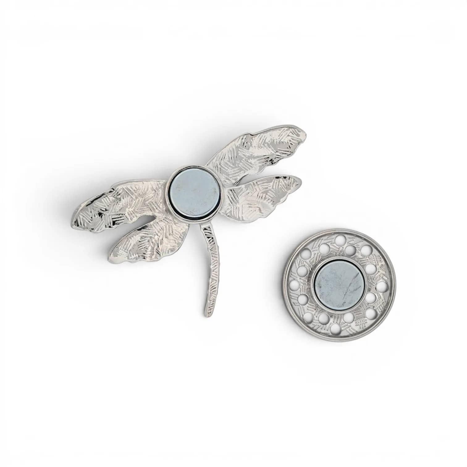 Broche libellule gris et noir argentée, vue du dos avec plaque aimantée