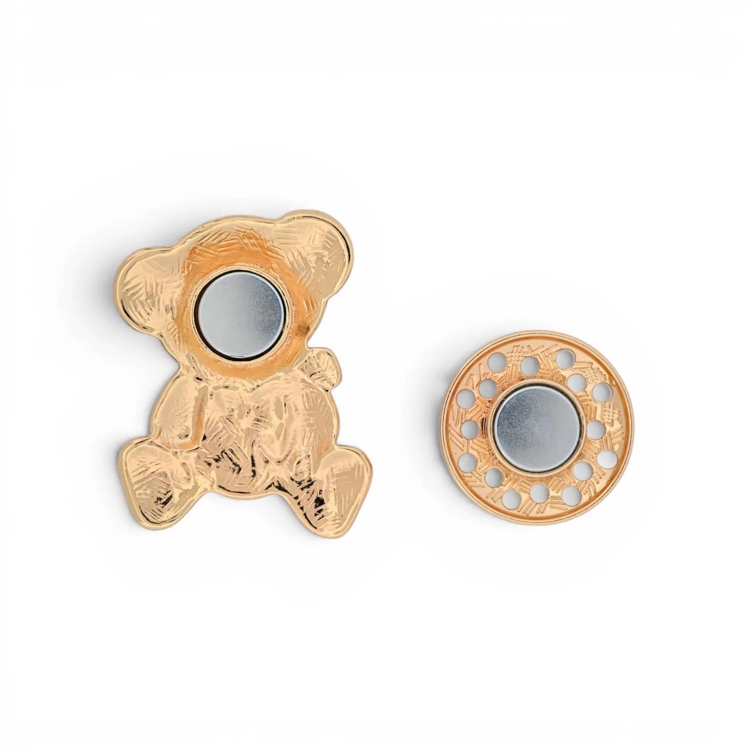 Broche nounours noir et doré, vue rapprochée de l'écharpe rayée et de la plaque aimantée