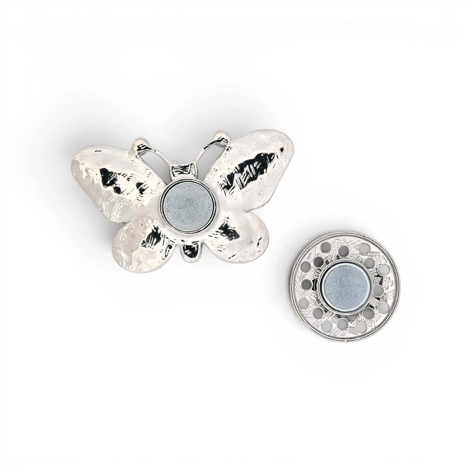 Broche papillon argenté gris et noir, vue du dos avec plaque aimantée