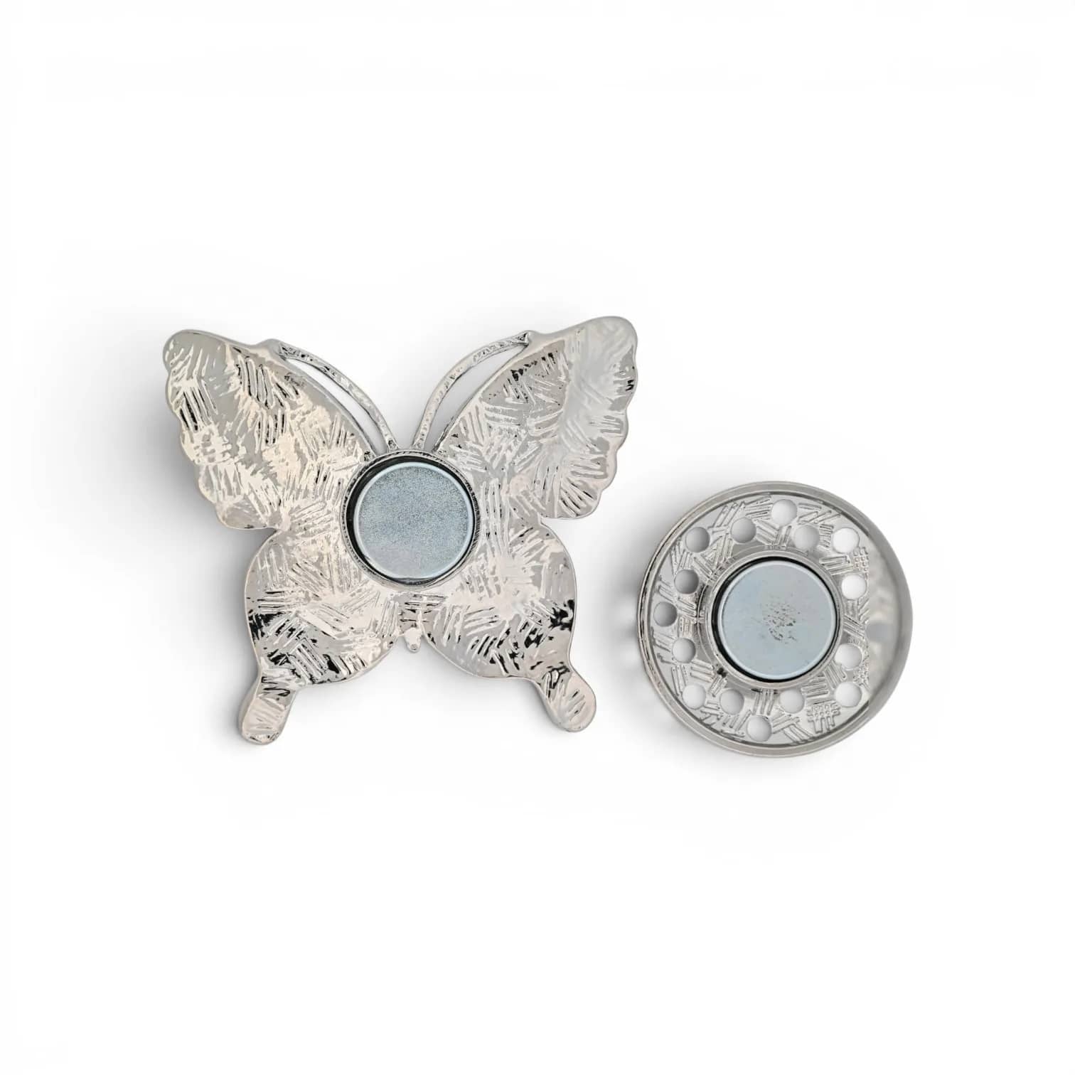 Broche papillon bleu nuit, vue du dos avec plaque aimantée