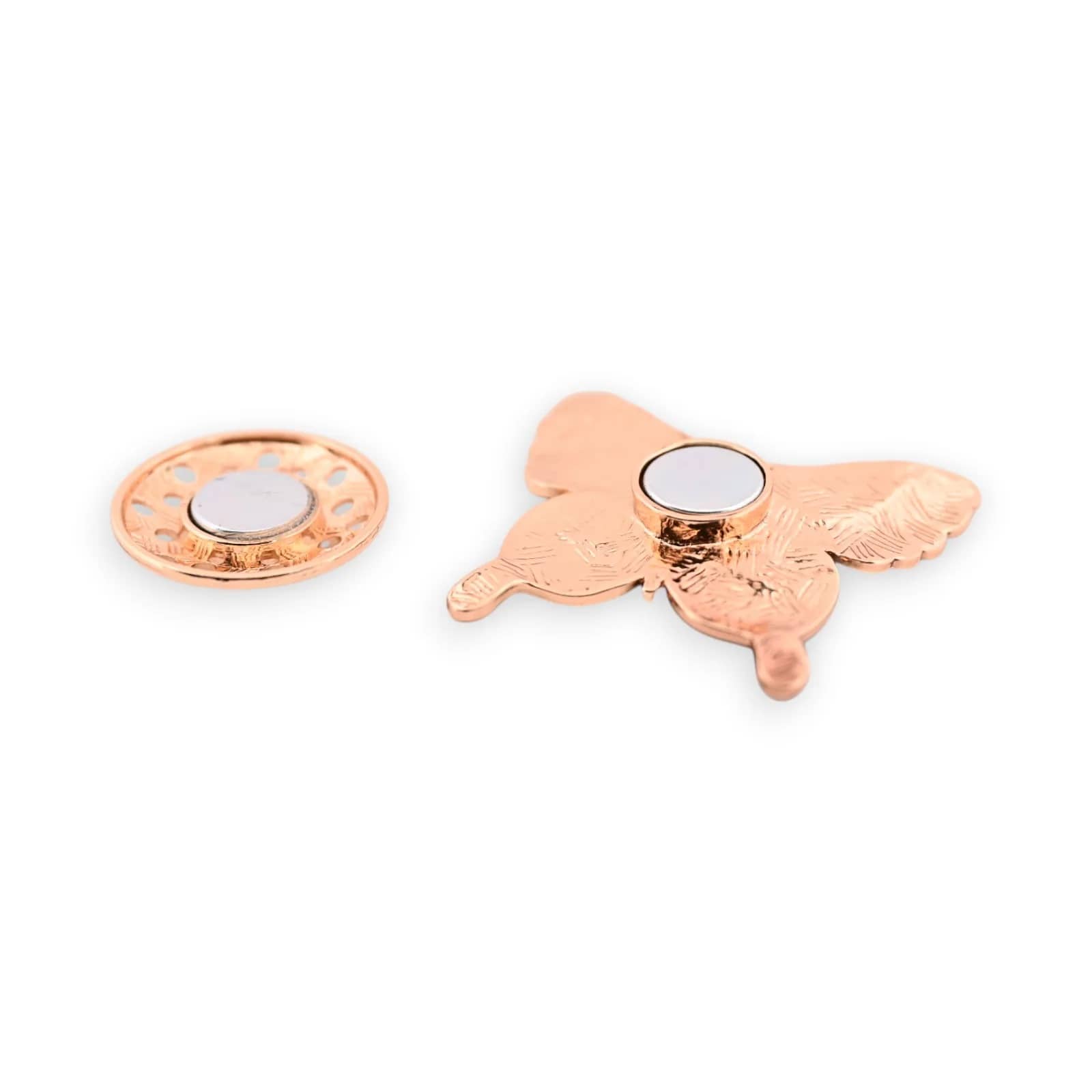 Rückseite der roségoldenen Schmetterlingsbrosche mit rundem Magneten und separater Magnetplatte, Befestigung ohne Loch
