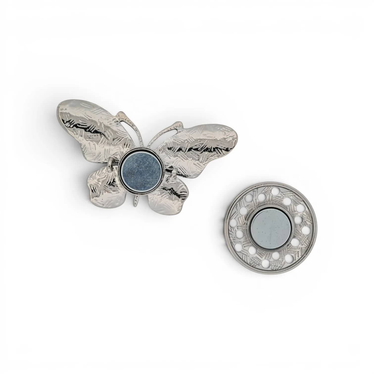 Broche papillon noir et blanc argentée, vue du dos avec plaque aimantée