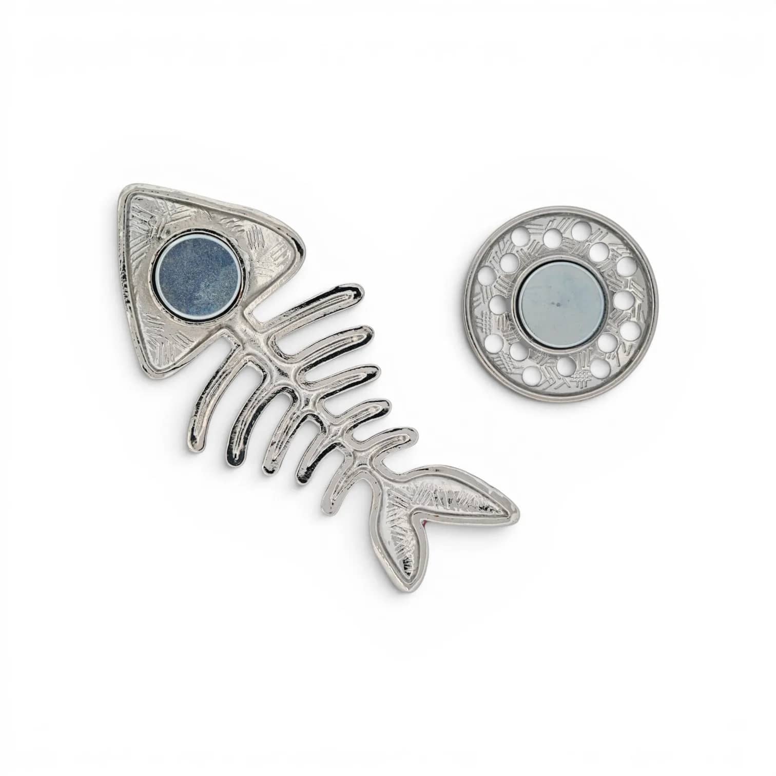 Broche poisson arête multicolore, vue du dos avec plaque aimantée