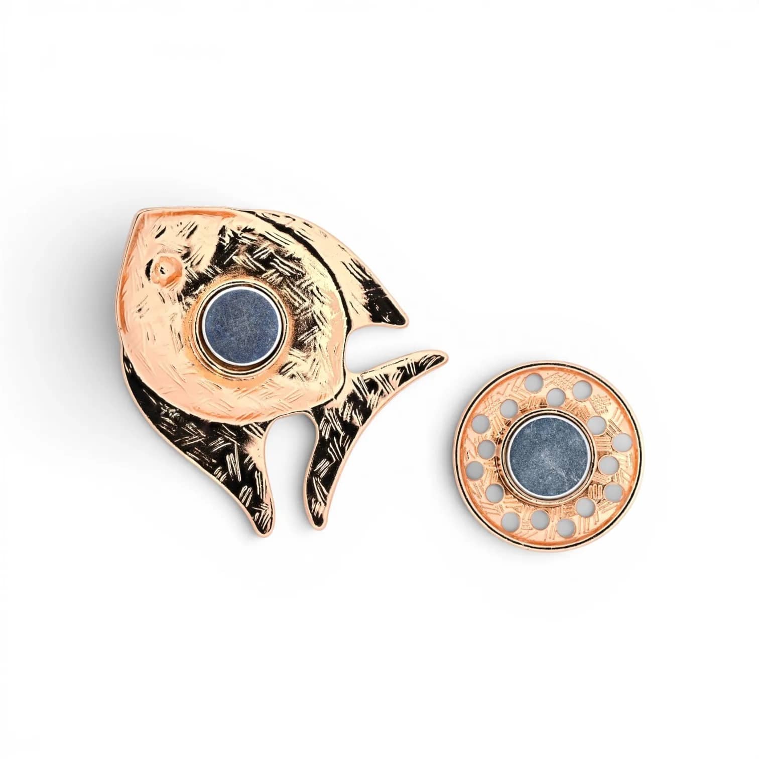 Broche poisson blanc nacré et doré, dos avec plaque magnétique