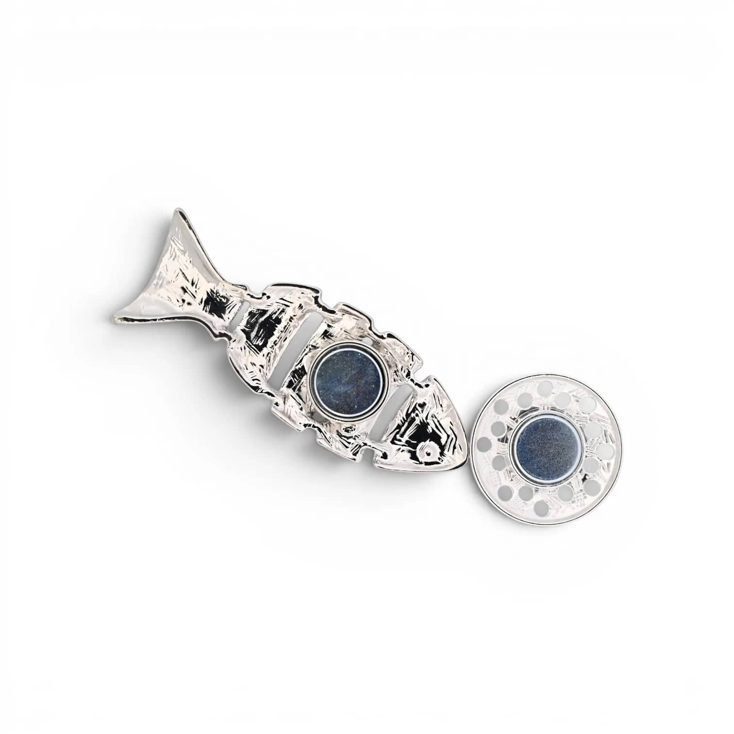Broche poisson bleu et blanc, vue du dos avec plaque aimantée